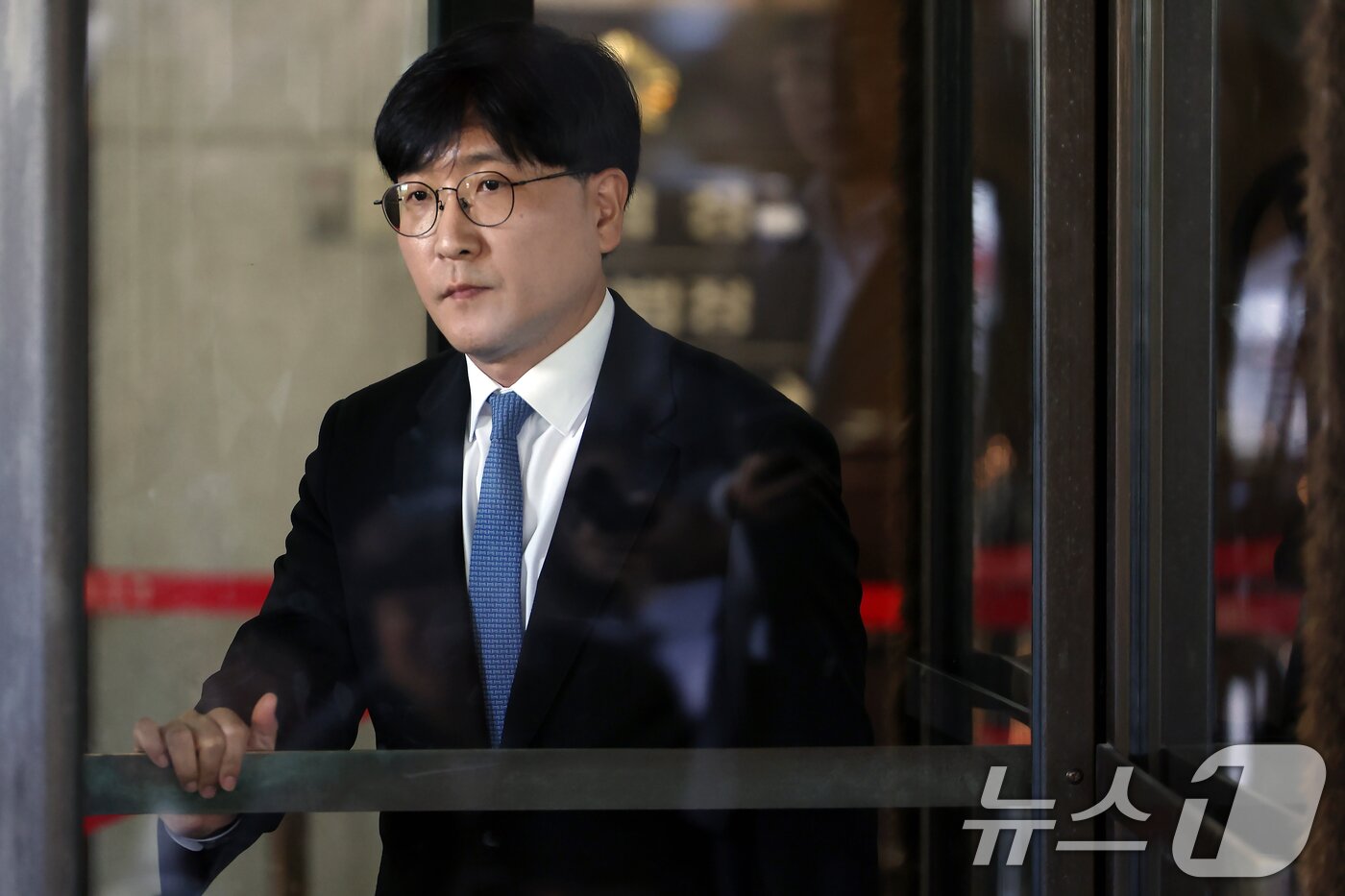 본문 이미지 - 최태원 SK 회장 측 이재근 변호사가 16일 오전 서울 서초동 대법원에서 파기환송 결정을 받은 뒤 밖으로 나오고 있다. 2025.10.16/뉴스1 ⓒ News1 박정호 기자