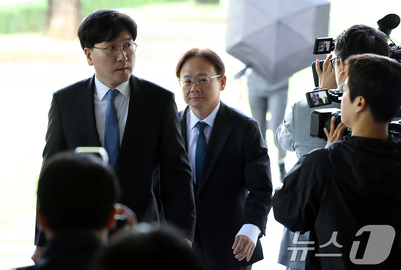 (서울=뉴스1) 박정호 기자 = 최태원 SK 회장 측 이재근, 민철기 변호사가 16일 오전 서울 서초동 대법원으로 선고 결과를 듣기 위해 들어오고 있다.대법원 1부(주심 서경환 대 …