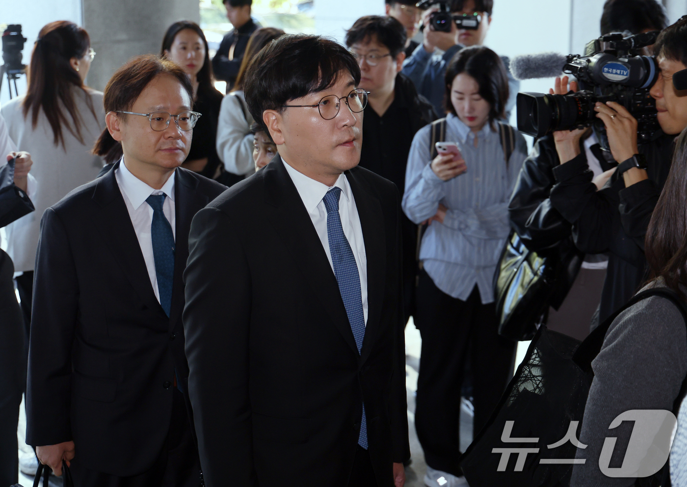 (서울=뉴스1) 박정호 기자 = 최태원 SK 회장 측 이재근, 민철기 변호사가 16일 오전 서울 서초동 대법원으로 선고 결과를 듣기 위해 법정으로 향하고 있다.대법원 1부(주심 서 …