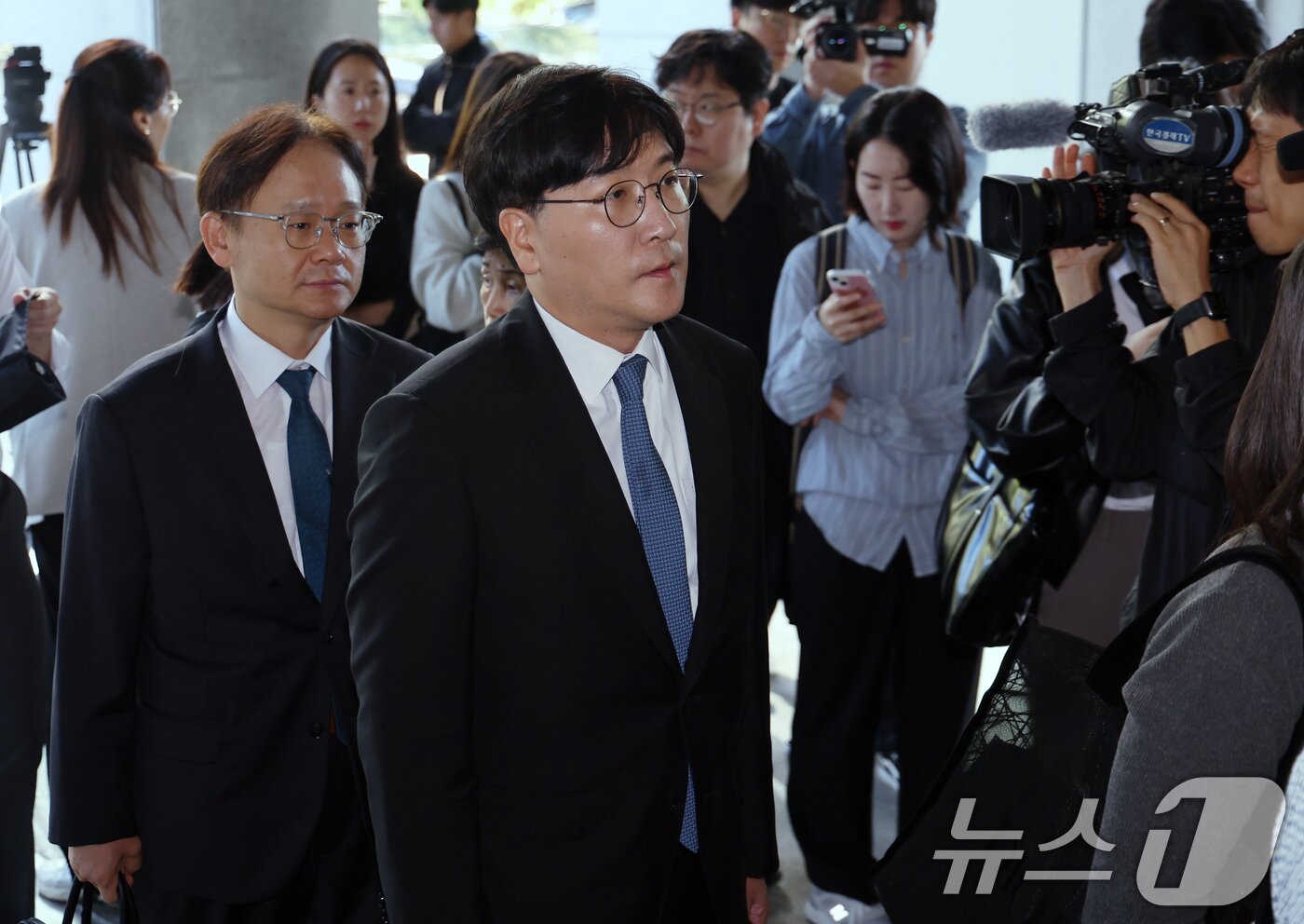 본문 이미지 - 최태원 SK 회장 측 이재근, 민철기 변호사가 16일 오전 서울 서초동 대법원으로 선고 결과를 듣기 위해 법정으로 향하고 있다. 2025.10.16/뉴스1 ⓒ News1 박정호 기자