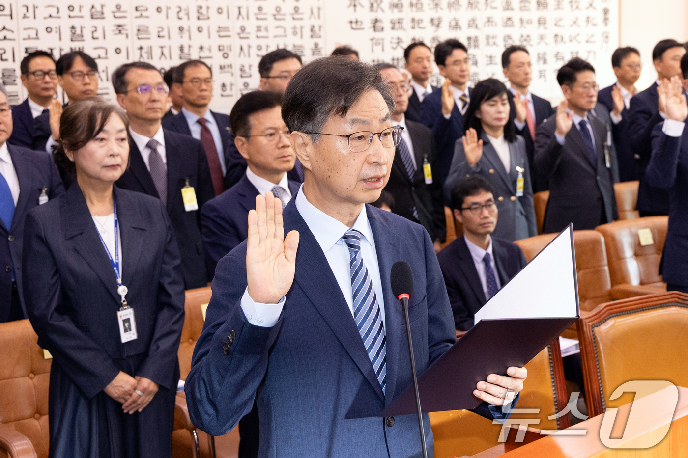 (서울=뉴스1) 이승배 기자 = 최재해 감사원장이 16일 서울 여의도 국회에서 열린 법제사법위원회 감사원 등에 대한 국정감사에 출석해 증인선서하고 있다. 2025.10.16/뉴스1 …