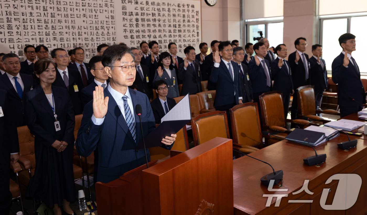 (서울=뉴스1) 이승배 기자 = 최재해 감사원장이 16일 서울 여의도 국회에서 열린 법제사법위원회 감사원 등에 대한 국정감사에 출석해 증인선서하고 있다. 2025.10.16/뉴스1 …