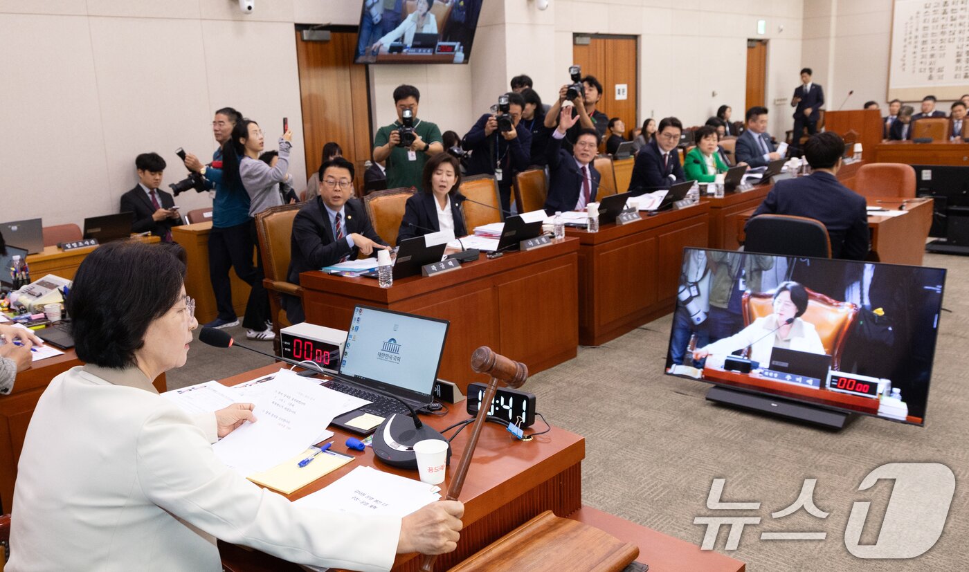 본문 이미지 - 지난 16일 서울 여의도 국회에서 열린 법제사법위원회 감사원 등에 대한 국정감사에서 추미애 위원장이 전일 대법원 현장감사 관련으로 여야 설전이 벌어지자 감사 중지를 알리는 의사봉을 두드리고 있다. 2025.10.16/뉴스1 ⓒ News1 이승배 기자