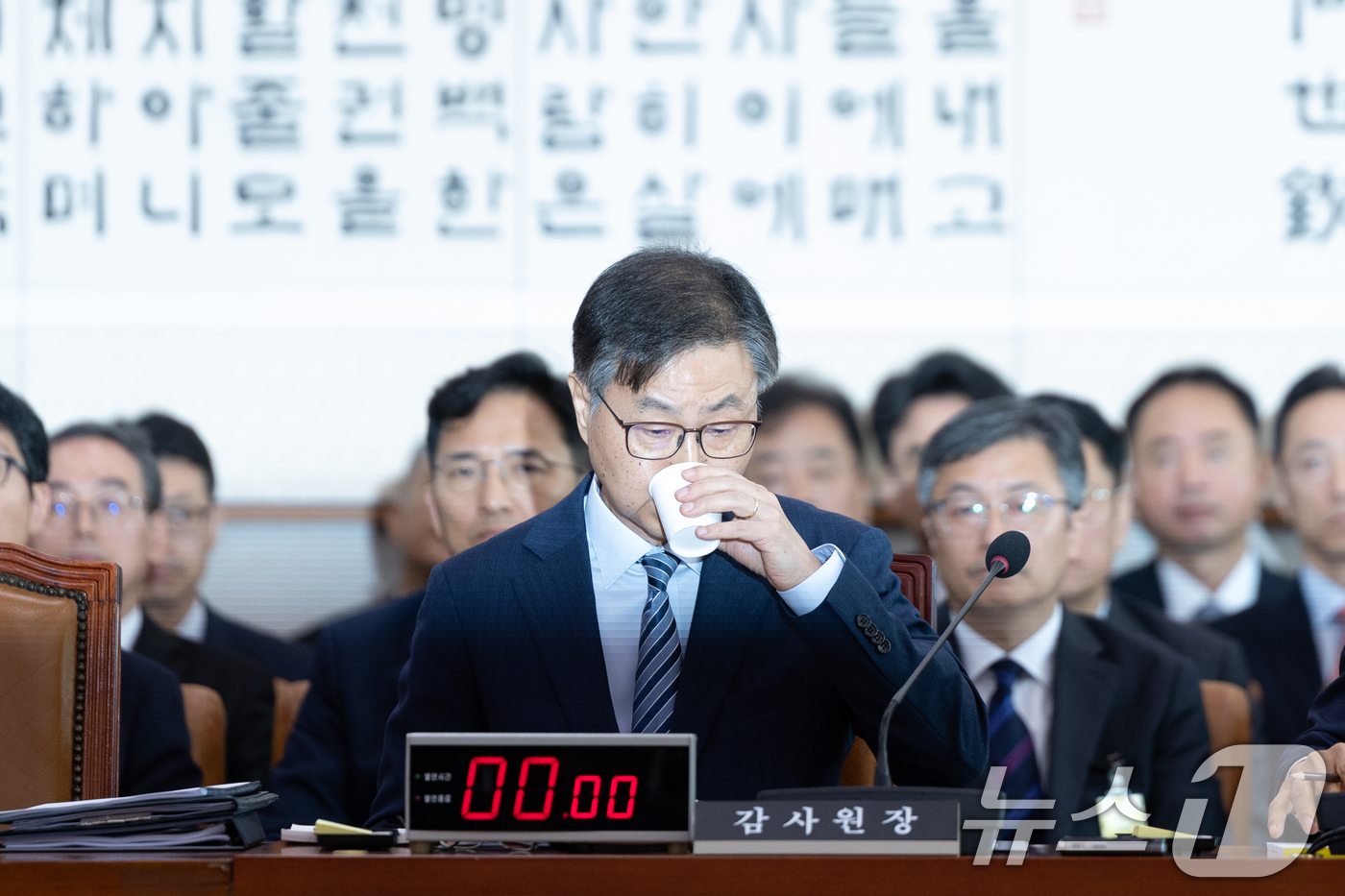 (서울=뉴스1) 이승배 기자 = 최재해 감사원장이 16일 서울 여의도 국회에서 열린 법제사법위원회 감사원 등에 대한 국정감사에 출석해 물을 마시고 있다. 2025.10.16/뉴스1 …