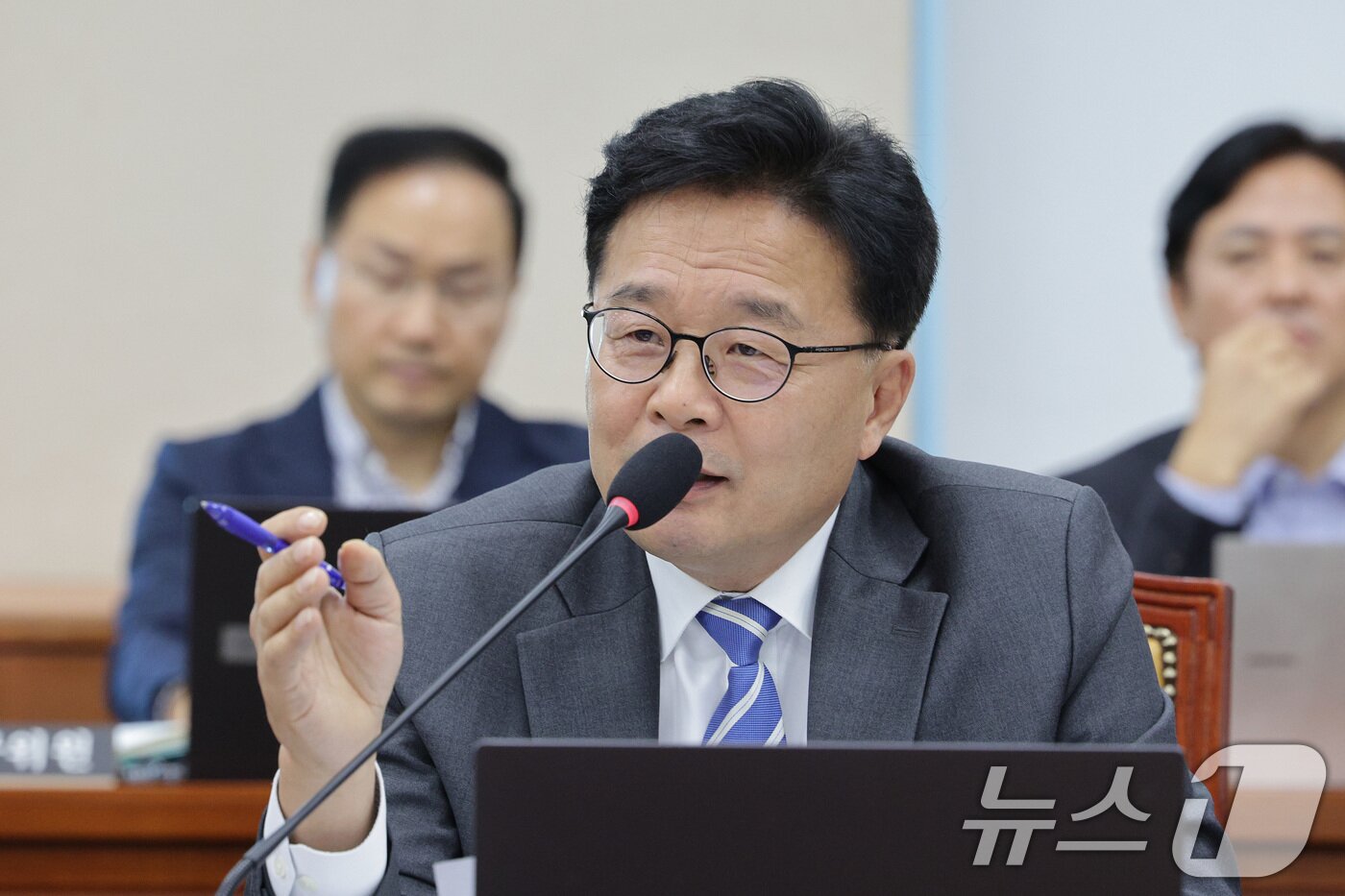 본문 이미지 - 김우영 더불어민주당 의원이 16일 서울 여의도 국회 과학기술정보방송통신위원회에서 열린 원자력안전위원회 등에 대한 국정감사에서 욕설 논란과 관련해 신상 발언을 하고 있다. 2025.10.16/뉴스1 ⓒ News1 신웅수 기자