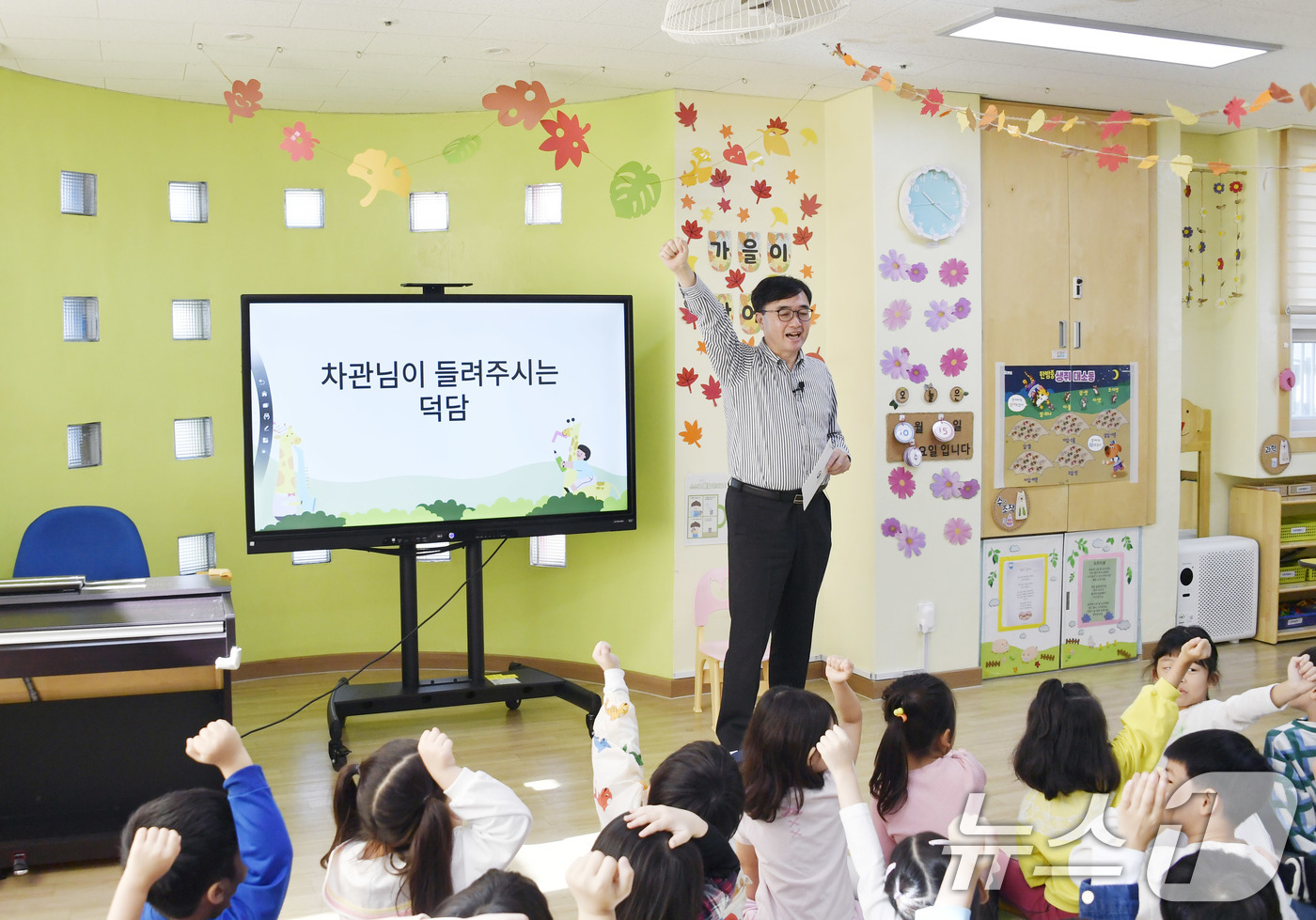 (서울=뉴스1) = 임기근 기획재정부 차관이 16일 서울 금천구 근로복지공단모아래어린이집을 방문해 어린이들에게 동화구연을 하고 있다. (기획재정부 제공. 재판매 및 DB 금지) 2 …