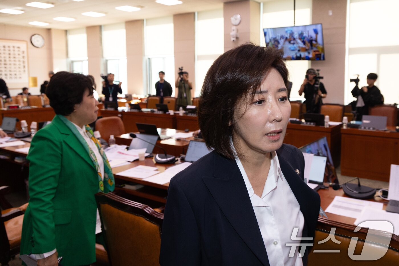 본문 이미지 - 16일 서울 여의도 국회에서 열린 법제사법위원회 감사원 등에 대한 국정감사에서 나경원 국민의힘 의원이 감사 중지가 선언되자 퇴장하고 있다. 2025.10.16/뉴스1 ⓒ News1 이승배 기자