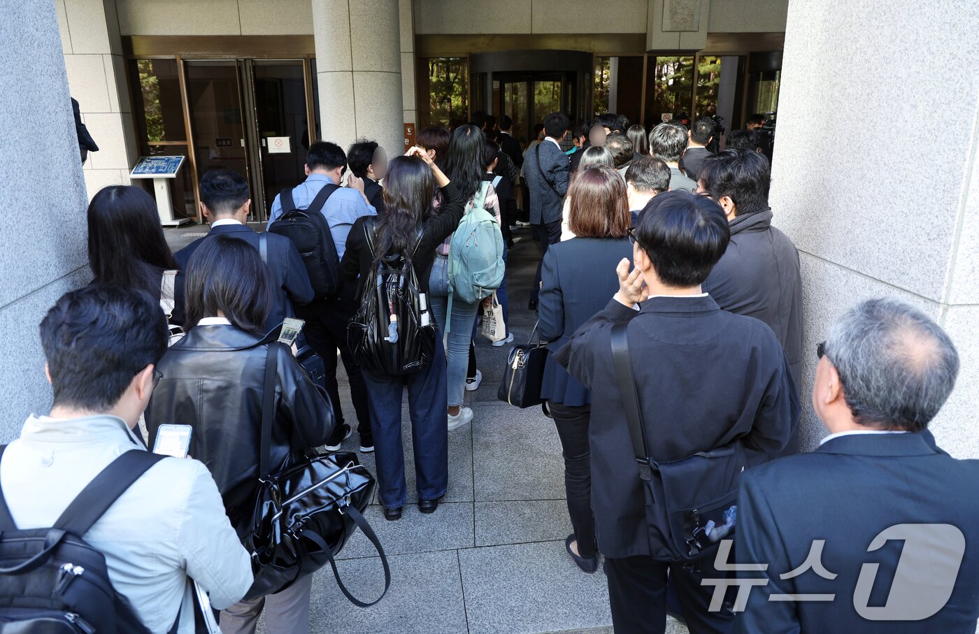 본문 이미지 - 최태원 SK그룹 회장과 노소영 아트센터 나비 관장의 이혼 소송 상고심 선고가 열린 16일 오전 서울 서초동 대법원 출입구 앞에 선고 결과를 듣기 위한 참석자 및 방청객, 취재진이 입장을 기다리고 있다. 2025.10.16/뉴스1 ⓒ News1 박정호 기자