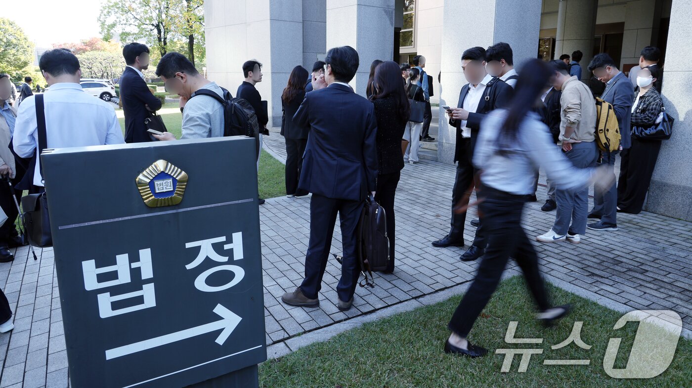 본문 이미지 - 최태원 SK그룹 회장과 노소영 아트센터 나비 관장의 이혼 소송 상고심 선고가 열린 16일 오전 서울 서초동 대법원 출입구 앞에 선고 결과를 듣기 위한 참석자 및 방청객, 취재진이 입장을 기다리고 있다. 2025.10.16/뉴스1 ⓒ News1 박정호 기자