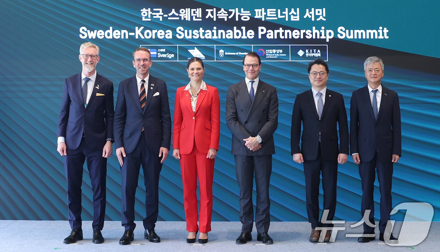 본문 이미지 - 문신학 산업통상자원부 차관이 16일 서울 용산구 그랜드하얏트호텔에서 열린 &#39;한-스웨덴 지속가능 파트너십 서밋&#39;에 참석해 스웨덴 빅토리아 왕세녀, 다니엘 왕자 등 주요 참석자들과 함께 기념 촬영을 하고 있다. &#40;산업통상자원부 제공. 재판매 및 DB 금지&#41; 2025.10.16/뉴스1