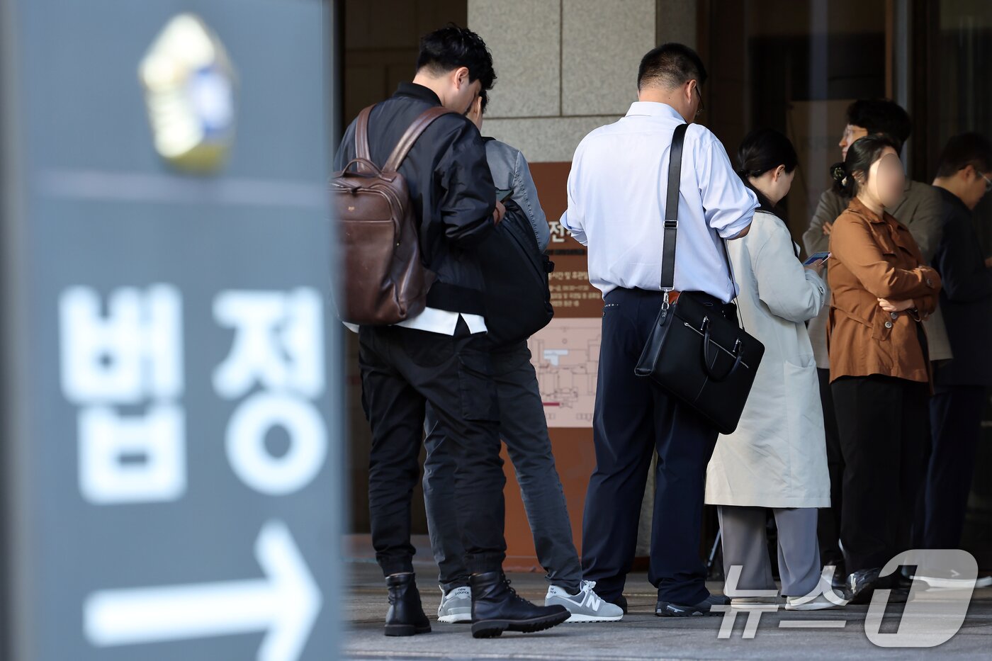 본문 이미지 - 최태원 SK그룹 회장과 노소영 아트센터 나비 관장의 이혼 소송 상고심 선고가 열린 16일 오전 서울 서초동 대법원 출입구 앞에 선고 결과를 듣기 위한 참석자 및 방청객, 취재진이 입장을 기다리고 있다. 2025.10.16/뉴스1 ⓒ News1 박정호 기자