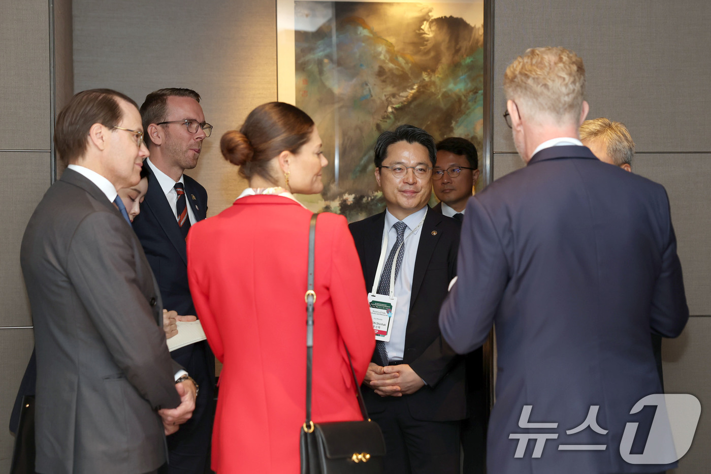 (서울=뉴스1) = 문신학 산업통상자원부 차관이 16일 서울 용산구 그랜드하얏트호텔에서 열린 '한-스웨덴 지속가능 파트너십 서밋'에 참석해 스웨덴 빅토리아 왕세녀, 다니엘 왕자 등 …