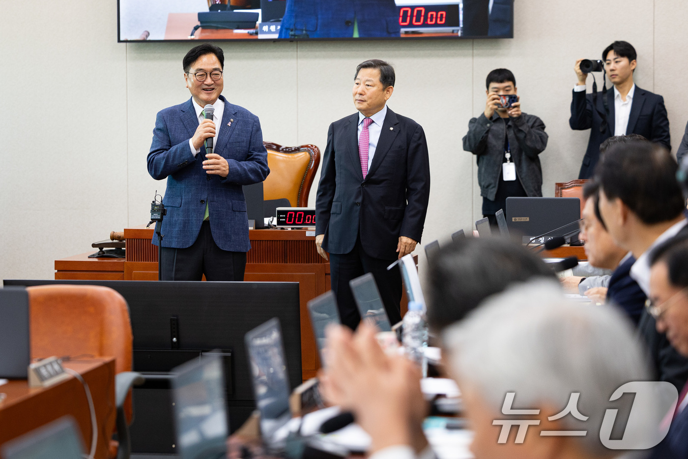 (서울=뉴스1) 유승관 기자 = 우원식 국회의장이 16일 서울 여의도 국회에서 열린 산업통상자원중소벤처기업위원회의 대한무역투자진흥공사 등에 대한 국정감사에 앞서 의원들을 격려하고 …