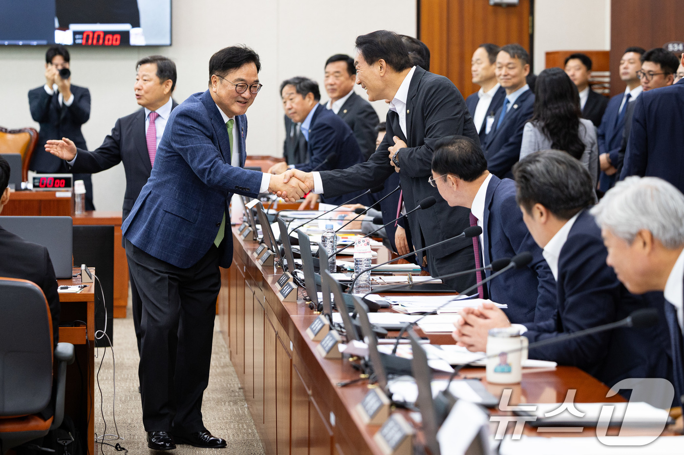 (서울=뉴스1) 유승관 기자 = 우원식 국회의장이 16일 서울 여의도 국회에서 열린 산업통상자원중소벤처기업위원회의 대한무역투자진흥공사 등에 대한 국정감사에 앞서 국민의힘 의원들을 …