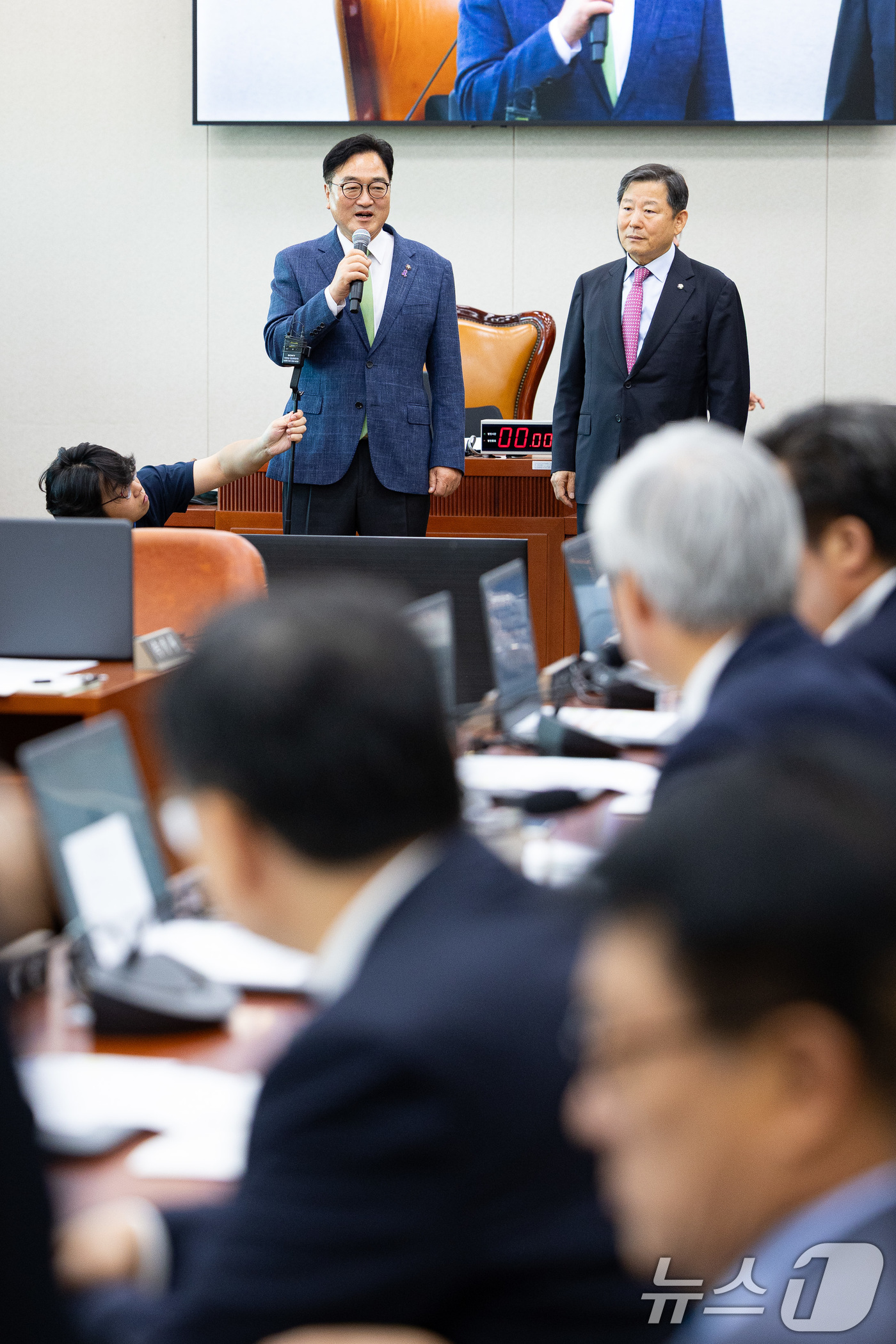 (서울=뉴스1) 유승관 기자 = 우원식 국회의장이 16일 서울 여의도 국회에서 열린 산업통상자원중소벤처기업위원회의 대한무역투자진흥공사 등에 대한 국정감사에 앞서 의원들을 격려하고 …