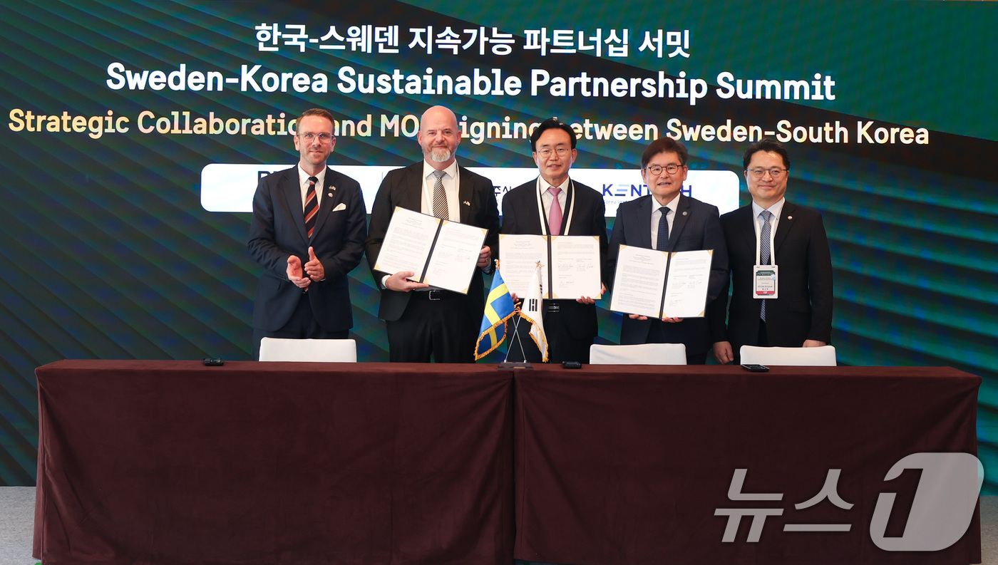 (서울=뉴스1) = 문신학 산업통상자원부 차관이 16일 서울 용산구 그랜드하얏트호텔에서 열린 '한-스웨덴 지속가능 파트너십 서밋'에 참석해 양국 기업 및 연구소 간 전력·반도체·해 …