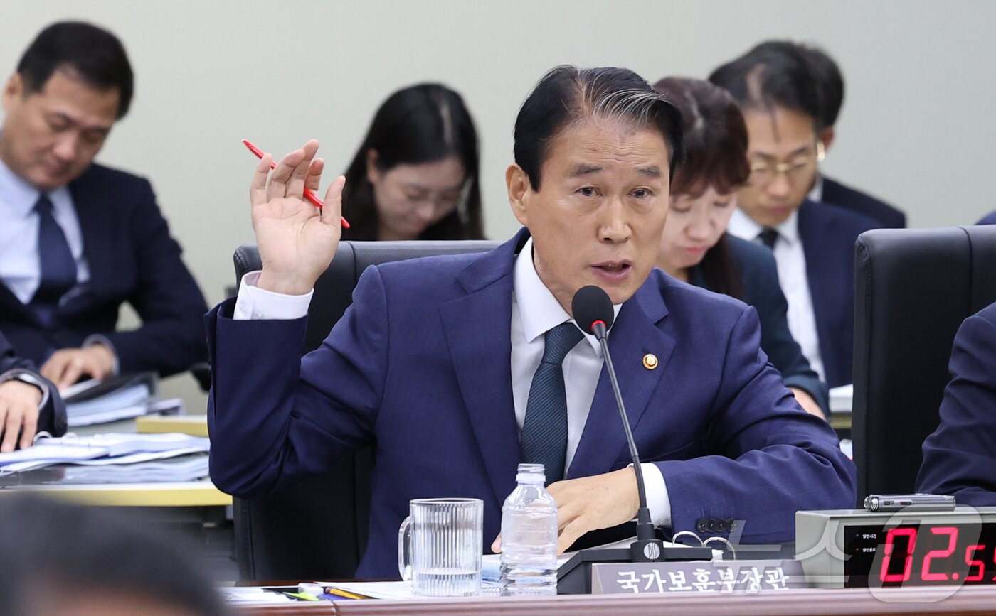 본문 이미지 - 권오을 국가보훈부 장관이 16일 세종시 정부세종청사에서 열린 국회 정무위원회의 국가보훈부에 대한 국정감사에서 위원들의 질의에 답하고 있다. 2025.10.16/뉴스1 ⓒ News1 김기남 기자