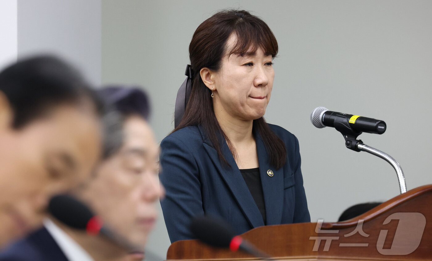 본문 이미지 - 강윤진 국가보훈부 차관이 16일 세종시 정부세종청사에서 열린 국회 정무위원회의 국가보훈부에 대한 국정감사에서 위원들의 질의에 답하고 있다. 2025.10.16/뉴스1 ⓒ News1 김기남 기자