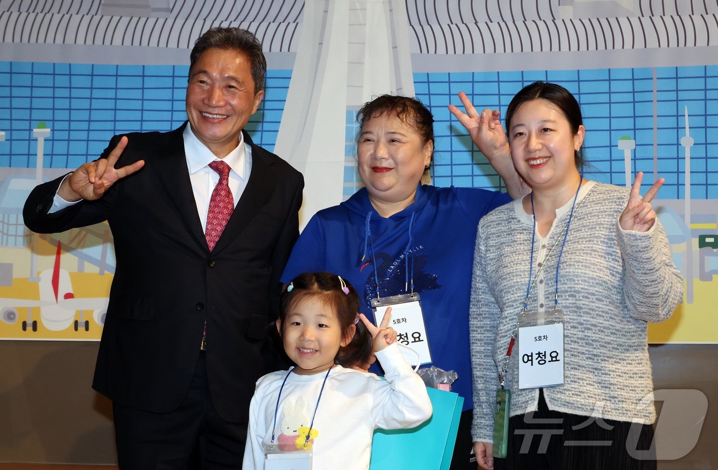 (인천=뉴스1) 공항사진기자단 = 이학재 인천국제공항공사 사장이 16일 인천 중구 인천국제공항공사 항공교육원에서 열린 '다문화가족 부모초청 환영행사'에서 국가별 대표 가정에게 기념 …