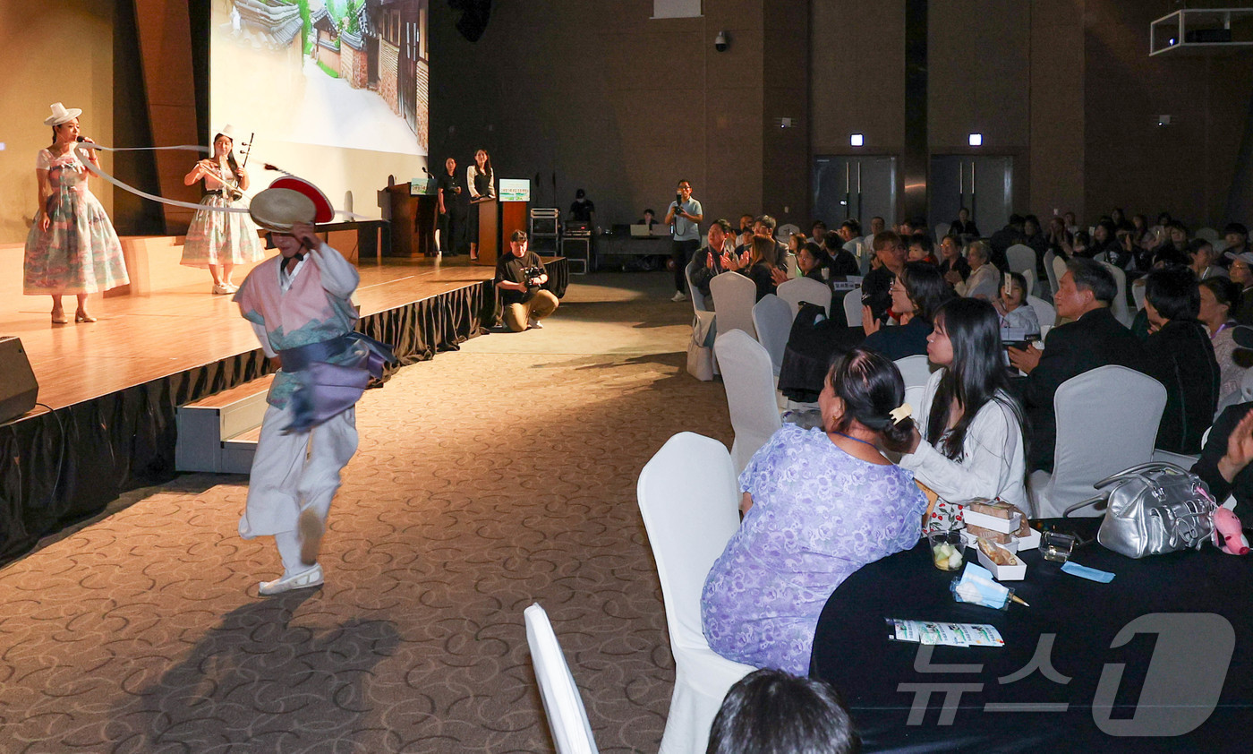 (인천=뉴스1) 공항사진기자단 = 16일 인천 중구 인천국제공항공사 항공교육원에서 열린 '다문화가족 부모초청 환영행사'에 참여한 다문화가족이 전통공연을 보고 있다. 2025.10. …