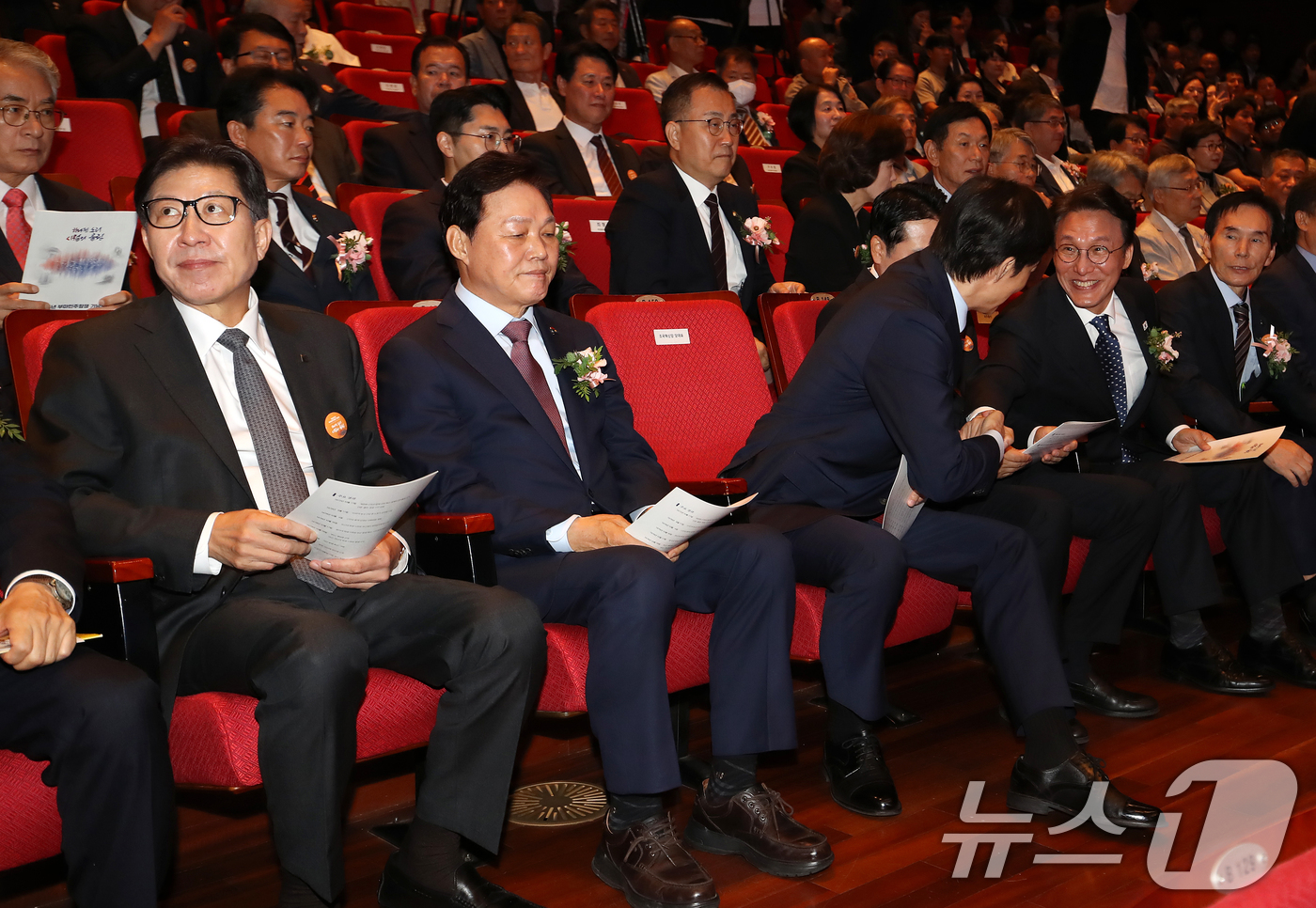 (창원=뉴스1) 윤일지 기자 = 김민석 국무총리가 16일 오전 경남 창원 마산회원구 3·15아트센터 대극장에서 열린 제46주년 부마민주항쟁기념에서 조국 조국혁신당 비상대책위원장과 …