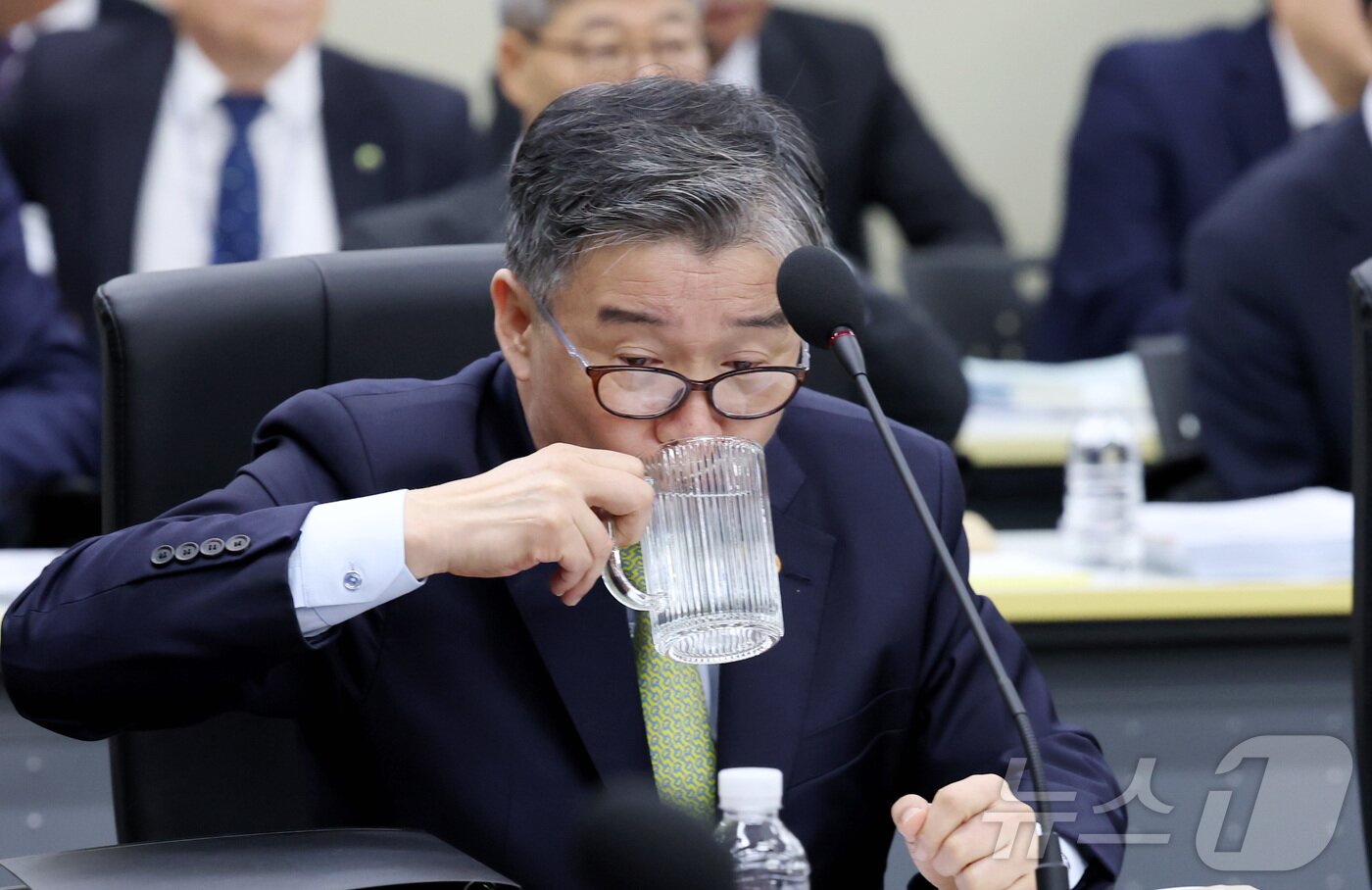 본문 이미지 - 유철환 국민권익위원장이 16일 세종시 정부세종청사에서 열린 국회 정무위원회의 국민권익위원회에 대한 국정감사에서 위원들의 질의에 답하며 물을 마시고 있다. 2025.10.16/뉴스1 ⓒ News1 김기남 기자