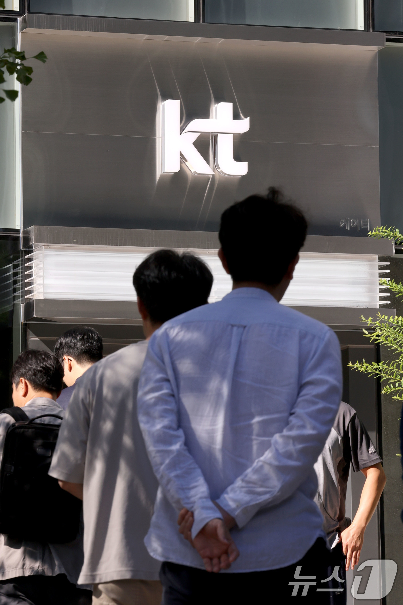 (서울=뉴스1) 이광호 기자 = KT 무단 소액결제에 사용된 것으로 추정되는 불법 기지국 아이디가 20여개 추가 발견된 것으로 알려진 16일 서울 종로구 KT광화문빌딩 앞을 시민들 …