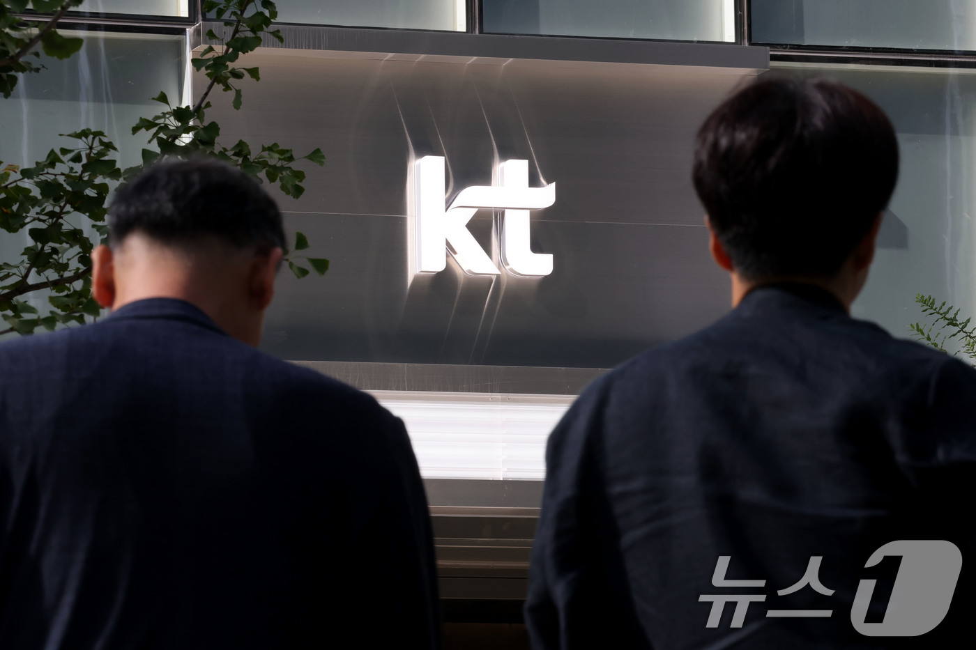 (서울=뉴스1) 이광호 기자 = KT 무단 소액결제에 사용된 것으로 추정되는 불법 기지국 아이디가 20여개 추가 발견된 것으로 알려진 16일 서울 종로구 KT광화문빌딩 앞을 시민들 …