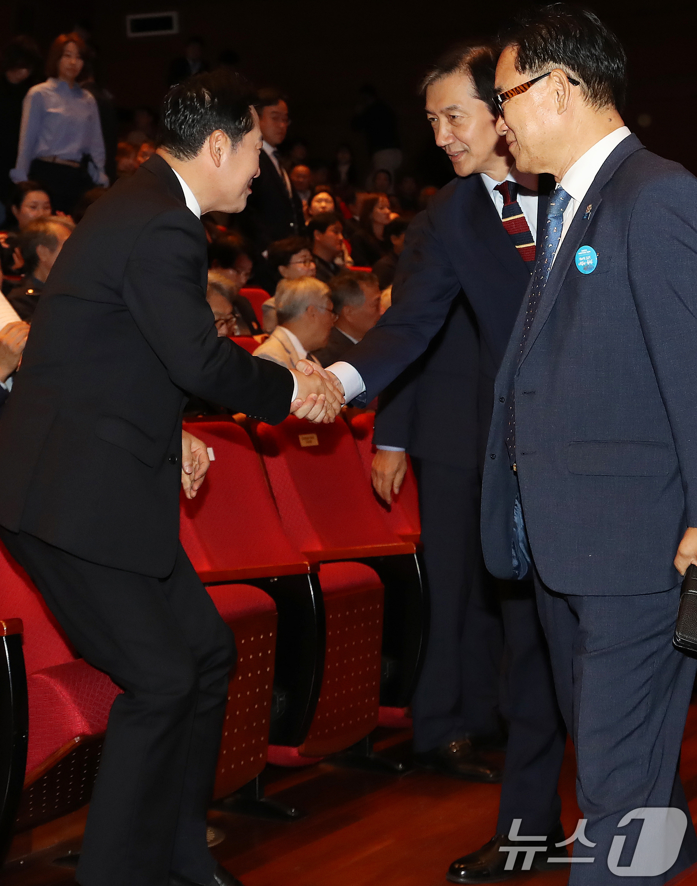 (창원=뉴스1) 윤일지 기자 = 장동혁 국민의힘 대표와 조국 조국혁신당 비상대책위원장이 16일 오전 경남 창원 마산회원구 3·15아트센터 대극장에서 열린 제46주년 부마민주항쟁기념 …