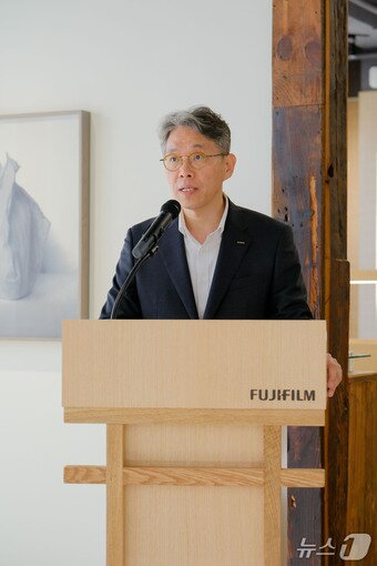 본문 이미지 - 임훈 후지필름코리아 사장이 하우스 오브 포토그래피 서울 개관 행사에서 발언하고 있다. 2025.10.16 뉴스1(후지필릌일렉트로닉이미징코리아 제공)