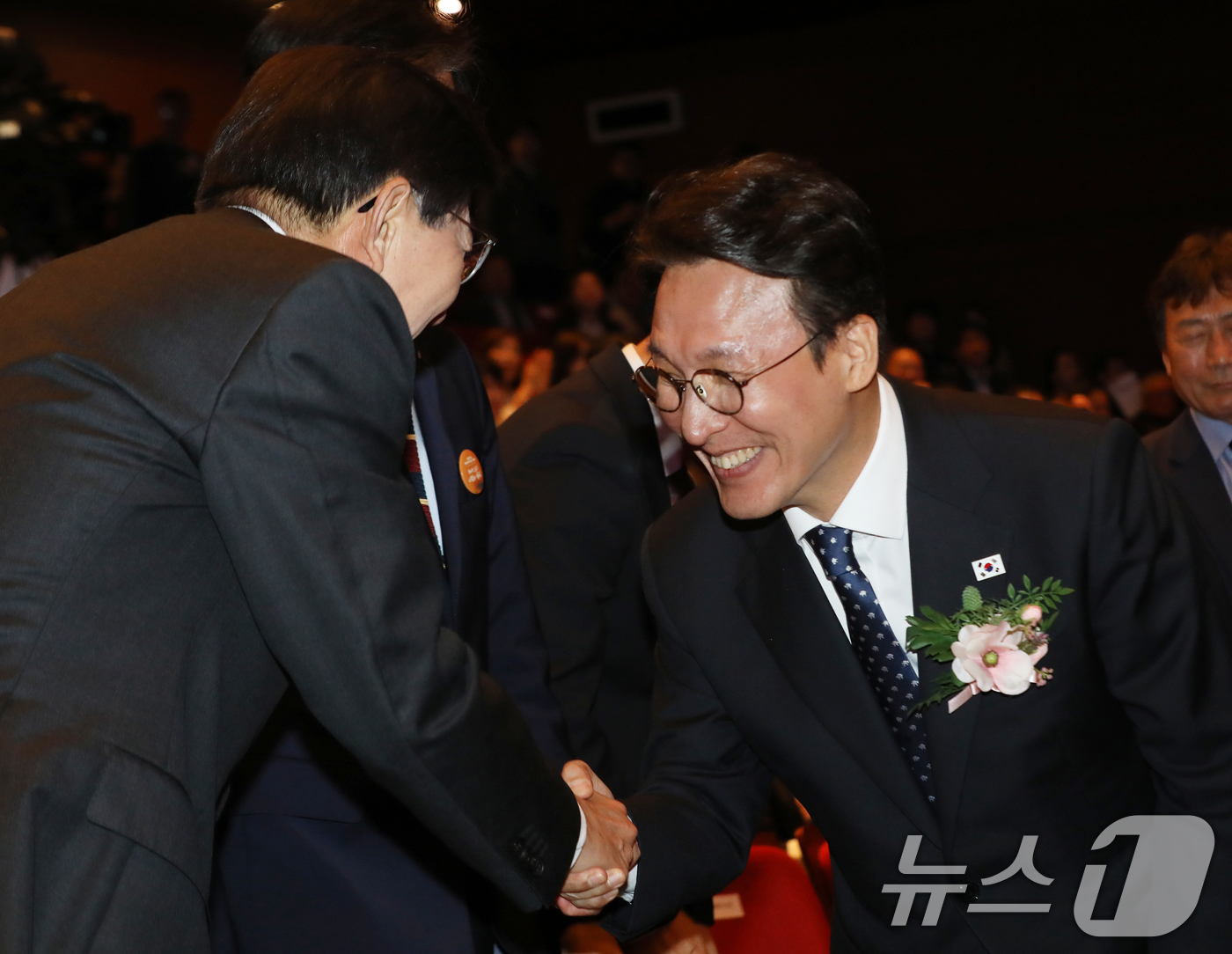 (창원=뉴스1) 윤일지 기자 = 김민석 국무총리가 16일 오전 경남 창원 마산회원구 3·15아트센터 대극장에서 열린 제46주년 부마민주항쟁기념식에 참석해 박형준 부산시장과 악수하고 …