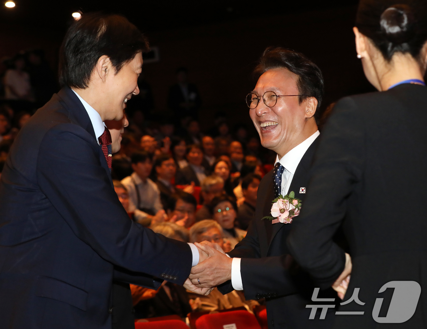 (창원=뉴스1) 윤일지 기자 = 김민석 국무총리가 16일 오전 경남 창원 마산회원구 3·15아트센터 대극장에서 열린 제46주년 부마민주항쟁기념식에 참석해 조국 조국혁신당 비상대책위 …