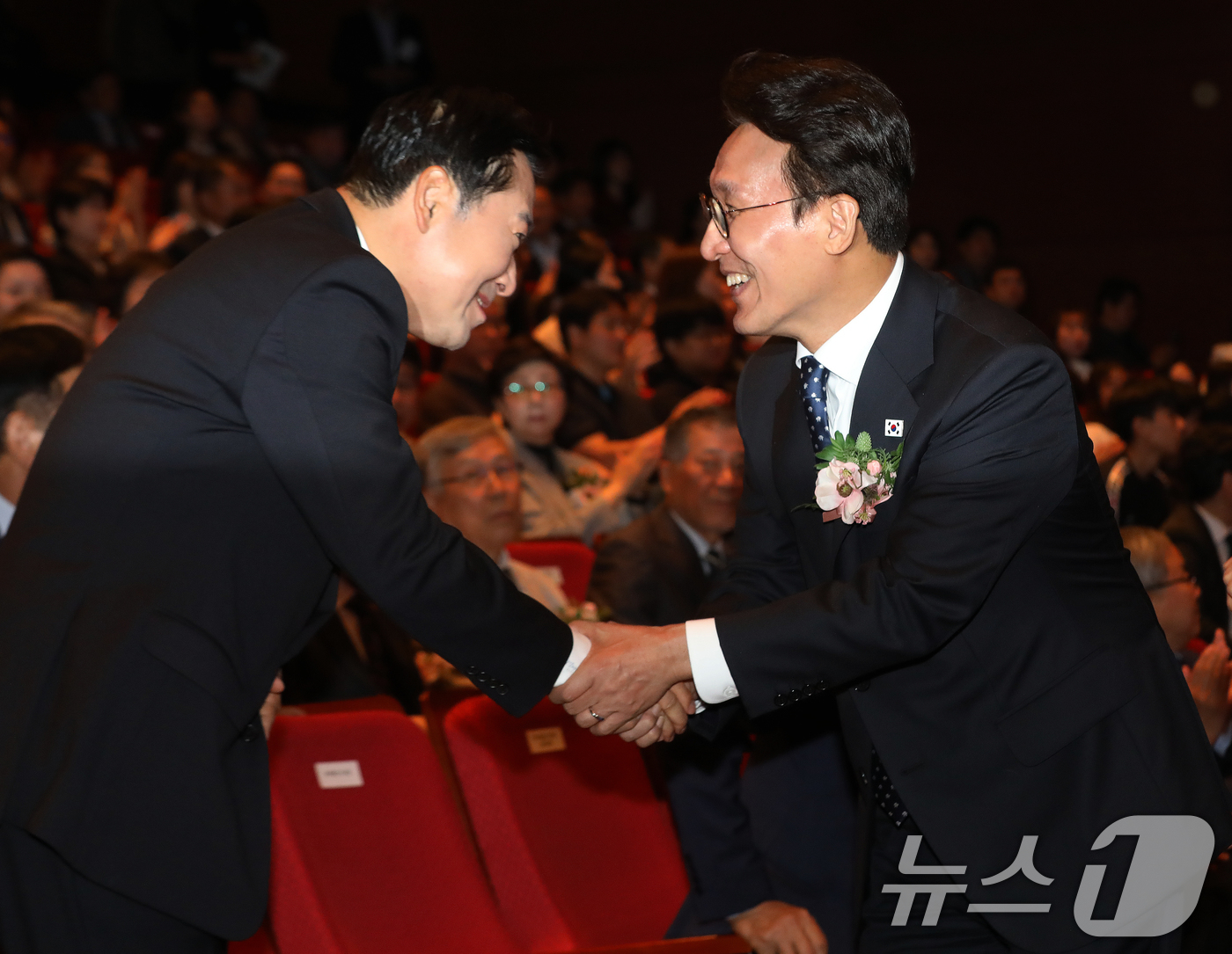 (창원=뉴스1) 윤일지 기자 = 김민석 국무총리와 장동혁 국민의힘 대표가 16일 오전 경남 창원 마산회원구 3·15아트센터 대극장에서 열린 제46주년 부마민주항쟁기념식에 참석해 악 …