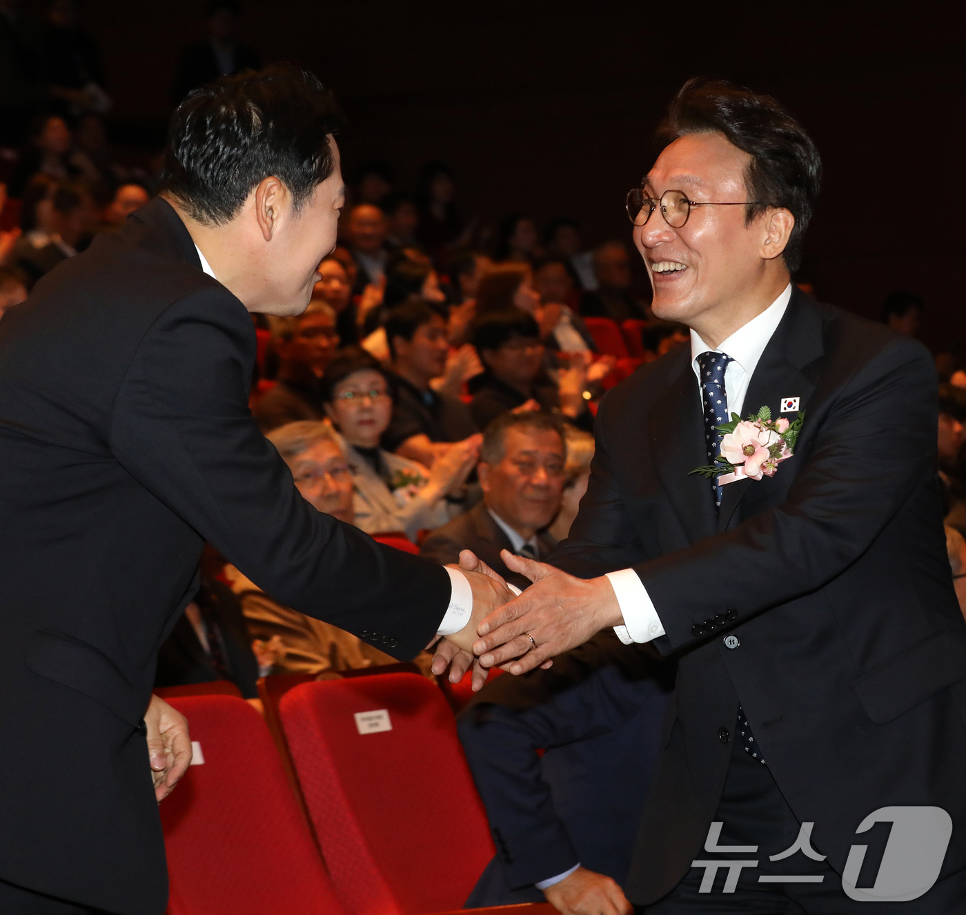 (창원=뉴스1) 윤일지 기자 = 김민석 국무총리와 장동혁 국민의힘 대표가 16일 오전 경남 창원 마산회원구 3·15아트센터 대극장에서 열린 제46주년 부마민주항쟁기념식에 참석해 악 …