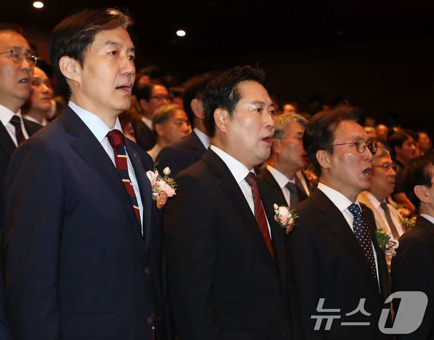 (창원=뉴스1) 윤일지 기자 = 김민석 국무총리, 장동혁 국민의힘 대표, 조국 조국혁신당 비상대책위원장이 16일 오전 경남 창원 마산회원구 3·15아트센터 대극장에서 열린 제46주 …