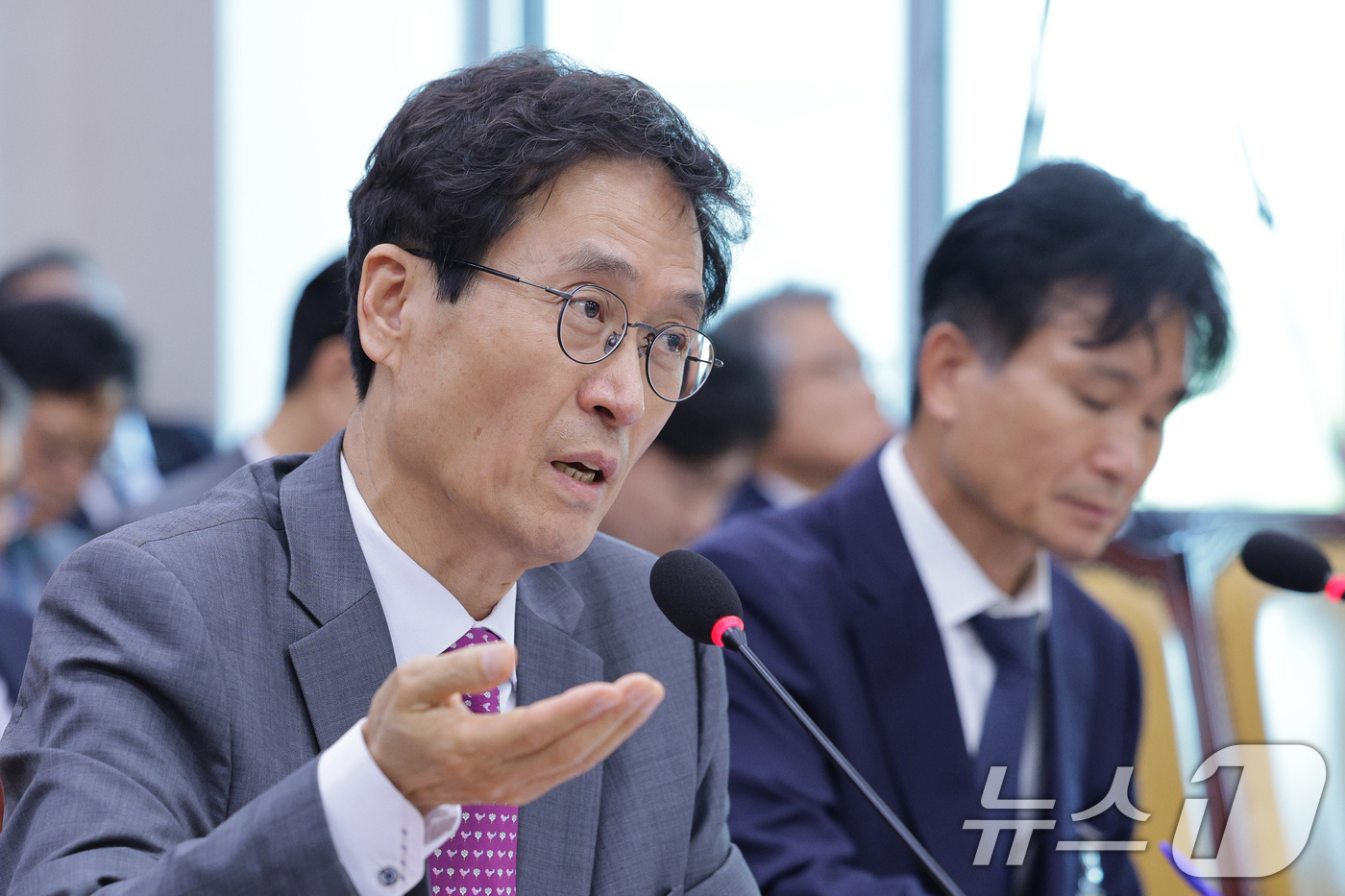 (서울=뉴스1) 신웅수 기자 = 함진규 한국도로공사 사장이 16일 서울 여의도 국회 국토교통위원회에서 열린 한국도로공사 등에 대한 국정감사에서 의원 질의에 답변하고 있다. 2025 …