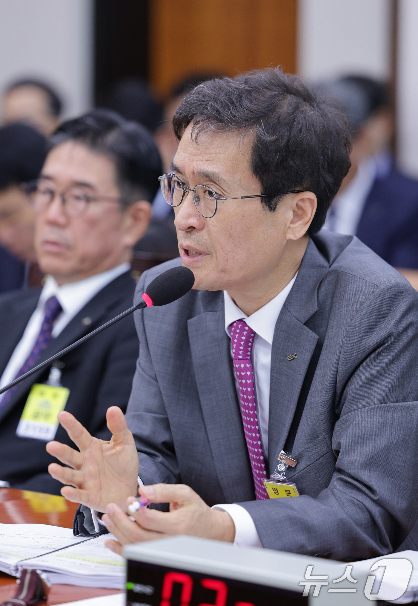 (서울=뉴스1) 신웅수 기자 = 함진규 한국도로공사 사장이 16일 서울 여의도 국회 국토교통위원회에서 열린 한국도로공사 등에 대한 국정감사에서 의원 질의에 답변하고 있다. 2025 …