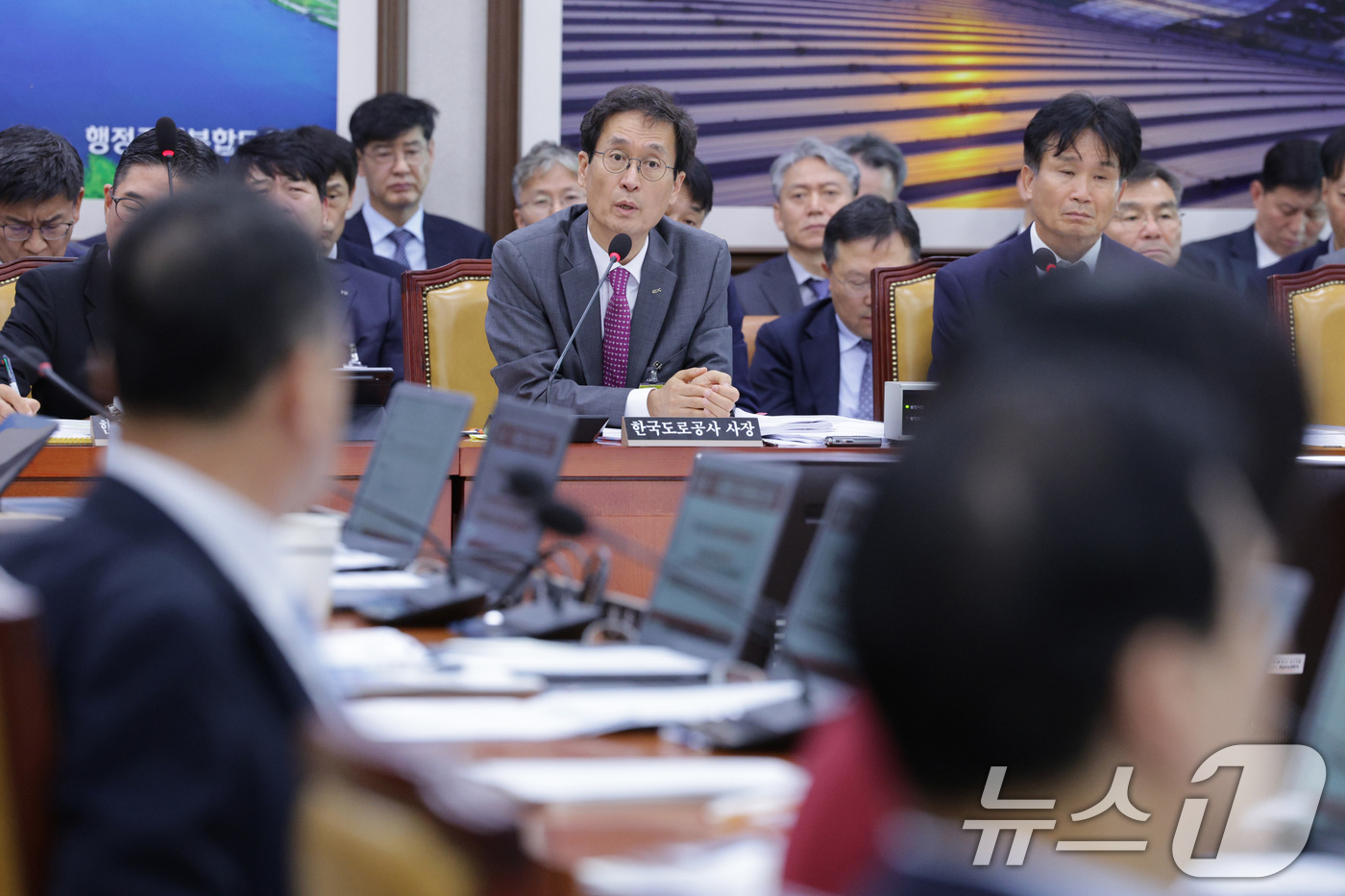 (서울=뉴스1) 신웅수 기자 = 함진규 한국도로공사 사장이 16일 서울 여의도 국회 국토교통위원회에서 열린 한국도로공사 등에 대한 국정감사에서 의원 질의에 답변하고 있다. 2025 …