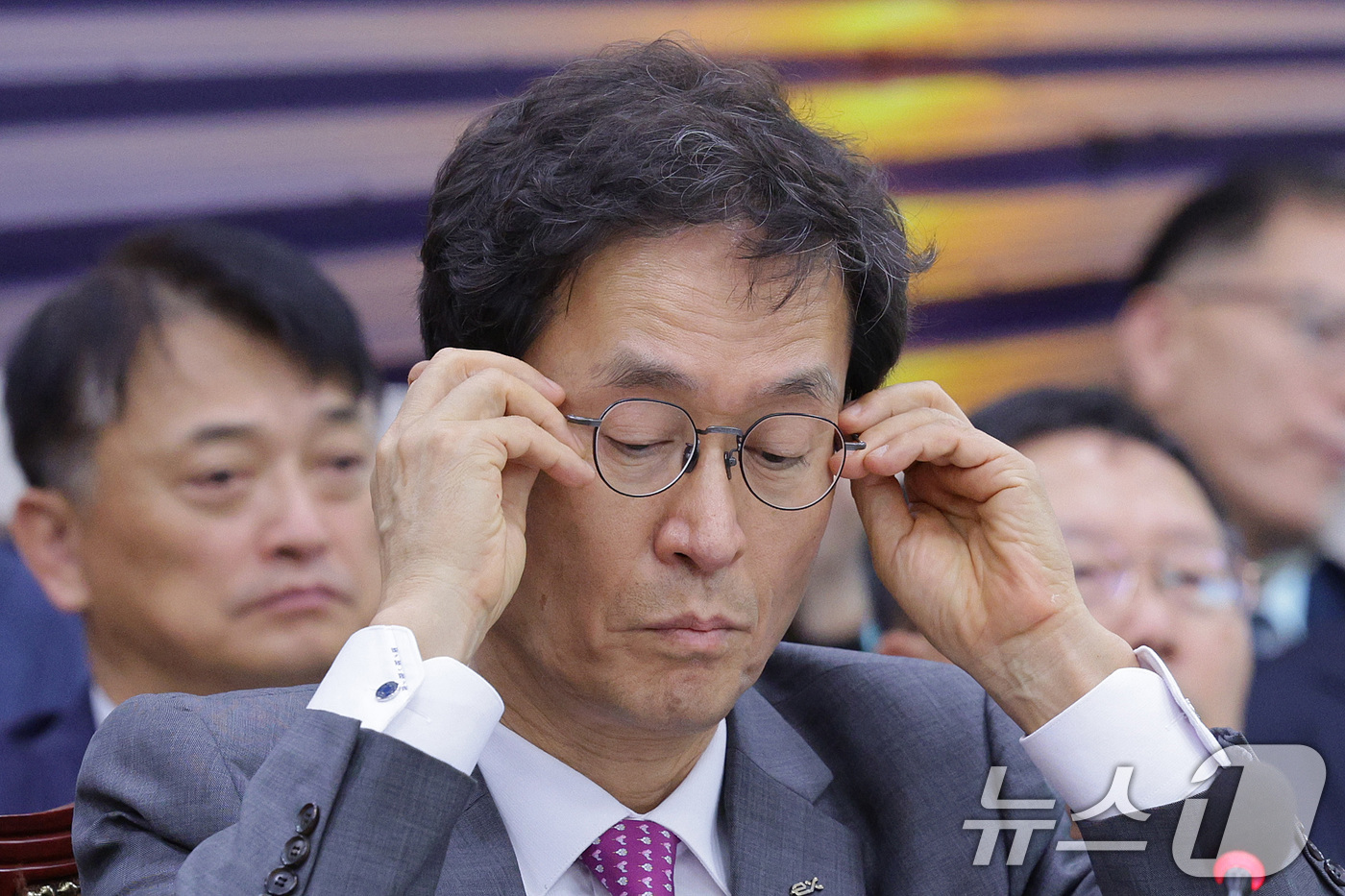 (서울=뉴스1) 신웅수 기자 = 함진규 한국도로공사 사장이 16일 서울 여의도 국회 국토교통위원회에서 열린 한국도로공사 등에 대한 국정감사에서 안경을 고쳐쓰고 있다. 2025.10 …