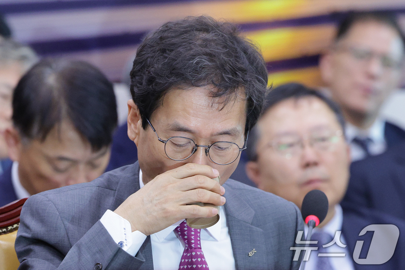 (서울=뉴스1) 신웅수 기자 = 함진규 한국도로공사 사장이 16일 서울 여의도 국회 국토교통위원회에서 열린 한국도로공사 등에 대한 국정감사에서 목을 축이고 있다. 2025.10.1 …