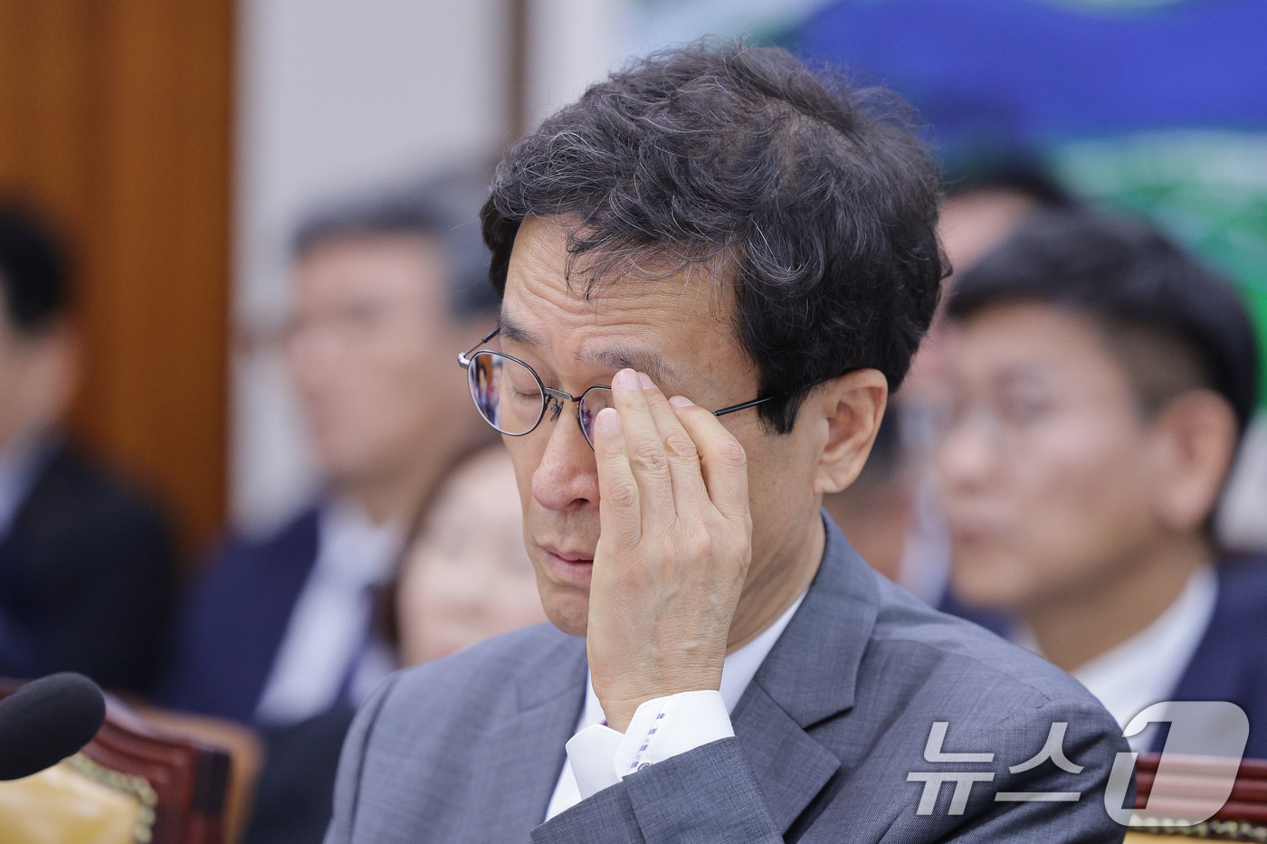 (서울=뉴스1) 신웅수 기자 = 함진규 한국도로공사 사장이 16일 서울 여의도 국회 국토교통위원회에서 열린 한국도로공사 등에 대한 국정감사에서 안경을 고쳐쓰고 있다. 2025.10 …