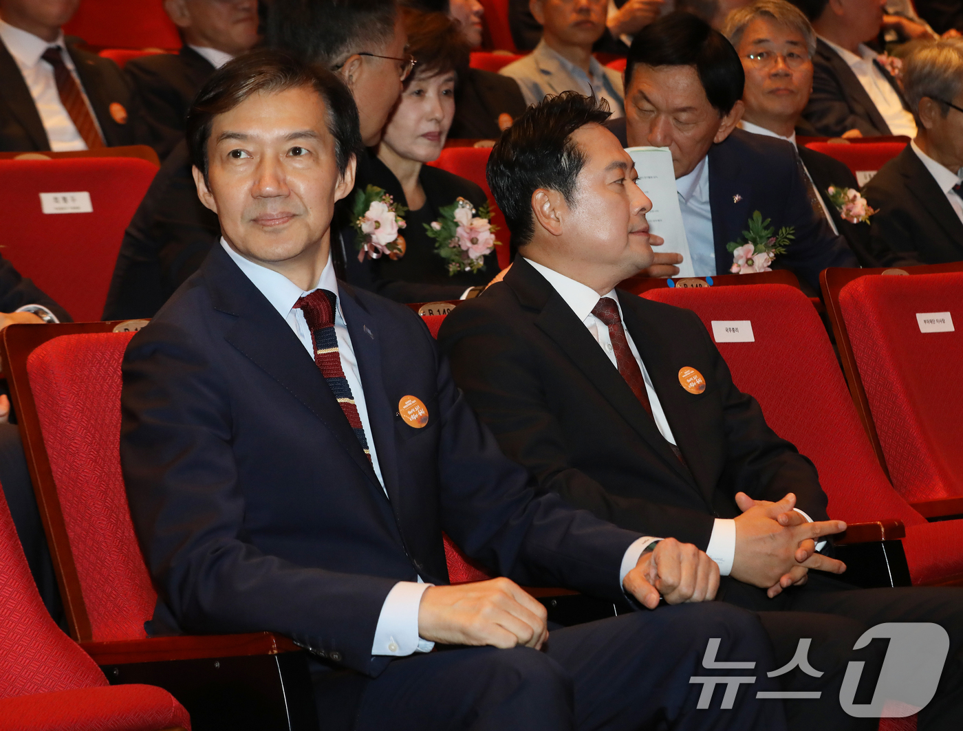 (창원=뉴스1) 윤일지 기자 = 장동혁 국민의힘 대표와 조국 조국혁신당 비상대책위원장이 16일 오전 경남 창원 마산회원구 3·15아트센터 대극장에서 열린 제46주년 부마민주항쟁기념 …