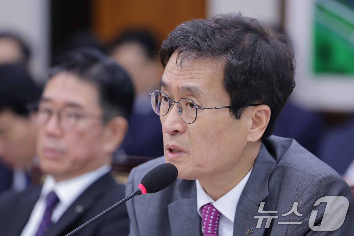 (서울=뉴스1) 신웅수 기자 = 함진규 한국도로공사 사장이 16일 서울 여의도 국회 국토교통위원회에서 열린 한국도로공사 등에 대한 국정감사에서 의원 질의에 답변하고 있다. 2025 …