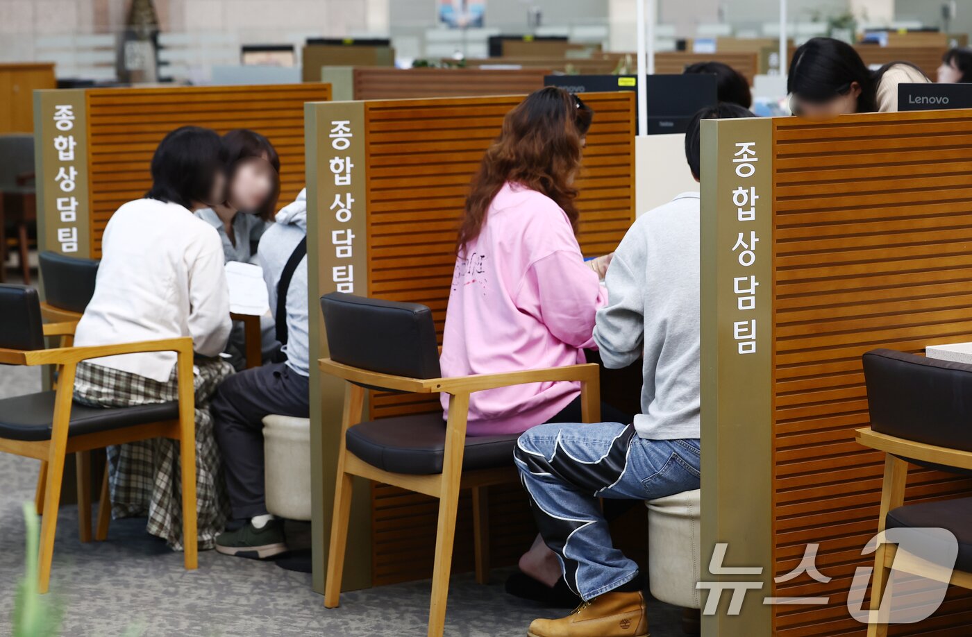 본문 이미지 -  서울 시내의 한 은행에서 시민들이 대출 상담을 받고 있다. 2025.10.16/뉴스1 ⓒ News1 김민지 기자