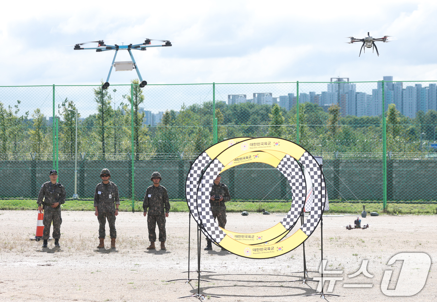 (평택=뉴스1) 김영운 기자 = 16일 경기 평택시 육군 제51보병사단 비룡여단에서 예비군 기동대장들을 대상으로 드론운용 집체교육을 하고 있다.이번 교육은 예비군 기동대장들의 드론 …