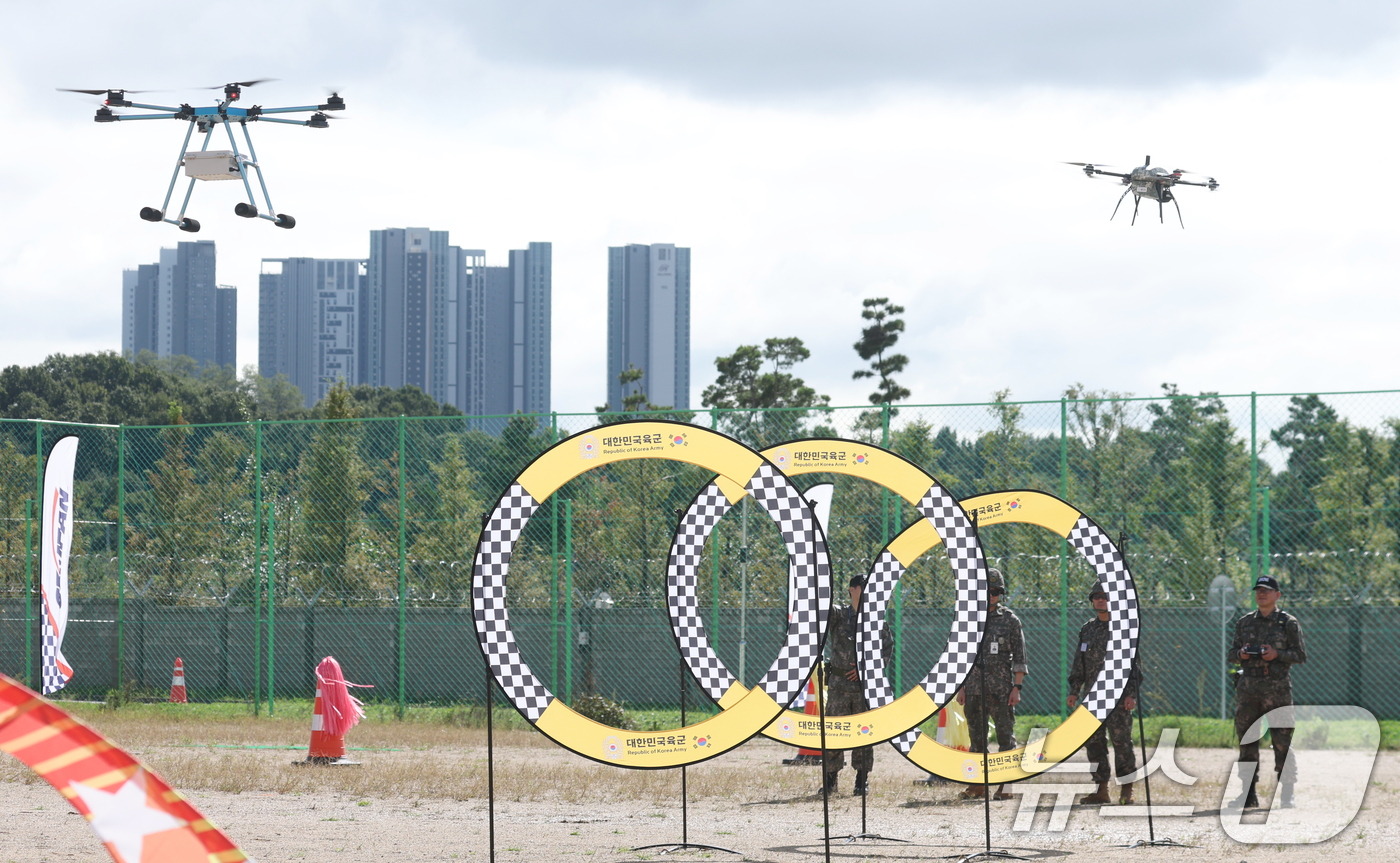 (평택=뉴스1) 김영운 기자 = 16일 경기 평택시 육군 제51보병사단 비룡여단에서 예비군 기동대장들을 대상으로 드론운용 집체교육을 하고 있다.이번 교육은 예비군 기동대장들의 드론 …
