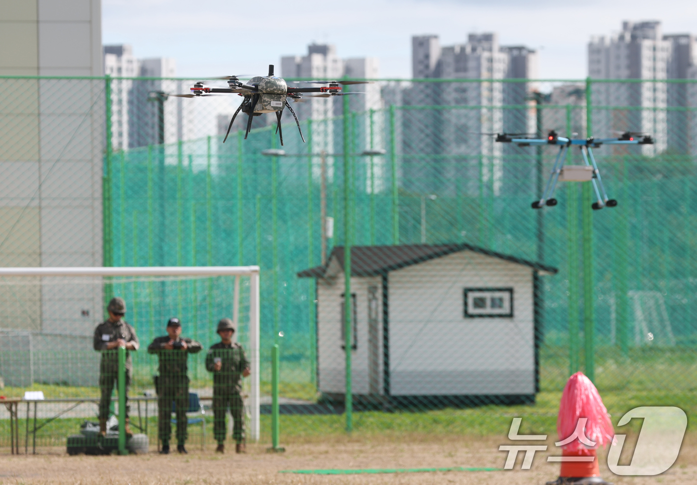 (평택=뉴스1) 김영운 기자 = 16일 경기 평택시 육군 제51보병사단 비룡여단에서 예비군 기동대장들을 대상으로 드론운용 집체교육을 하고 있다.이번 교육은 예비군 기동대장들의 드론 …