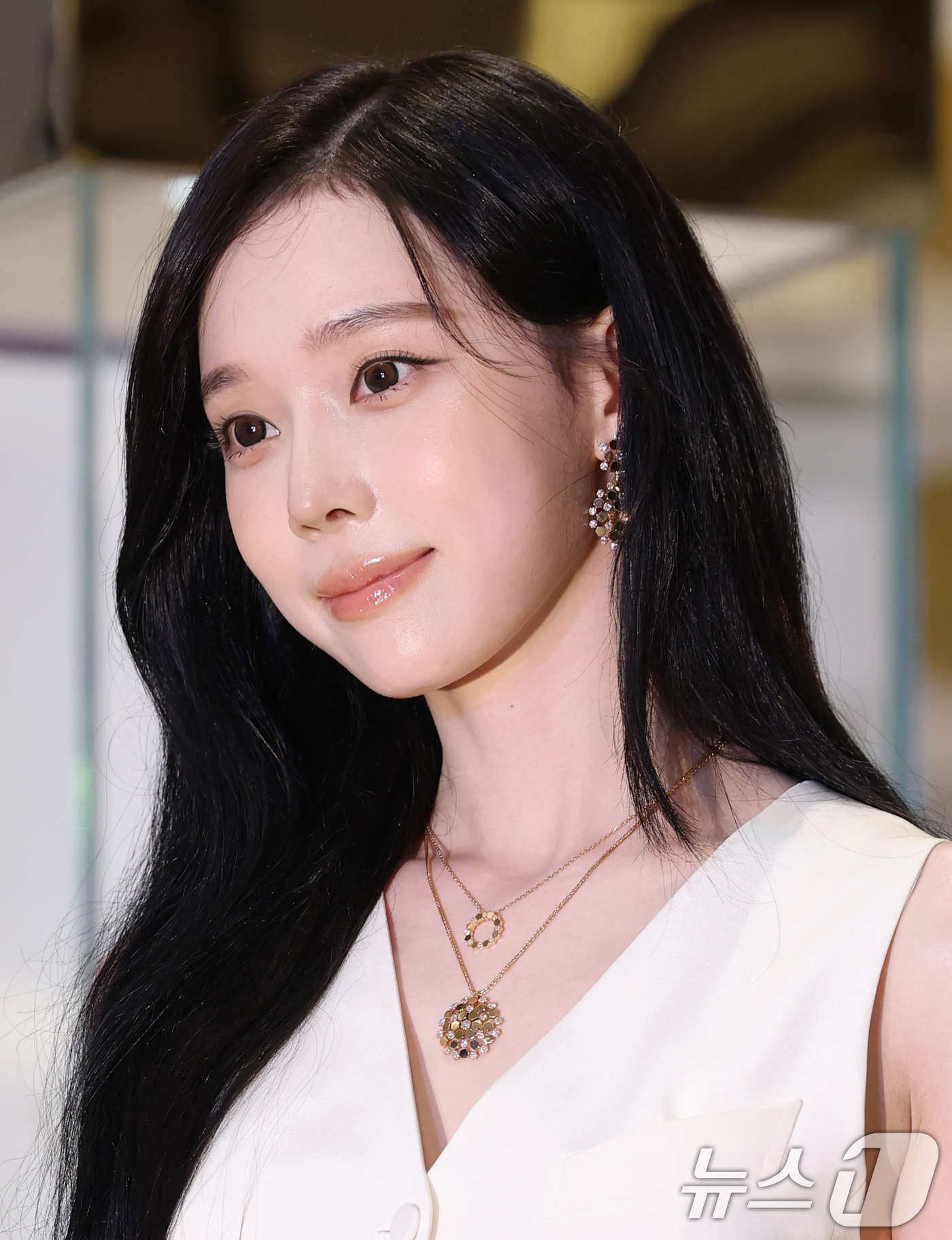 (서울=뉴스1) 권현진 기자 = 에스파 윈터가 16일 서울 송파구 롯데 잠실 에비뉴엘에서 열린 하이 주얼리 브랜드 ‘쇼메’ 비 드 쇼메 팝업 스토어 오픈 행사에 참석해 포즈를 취하 …