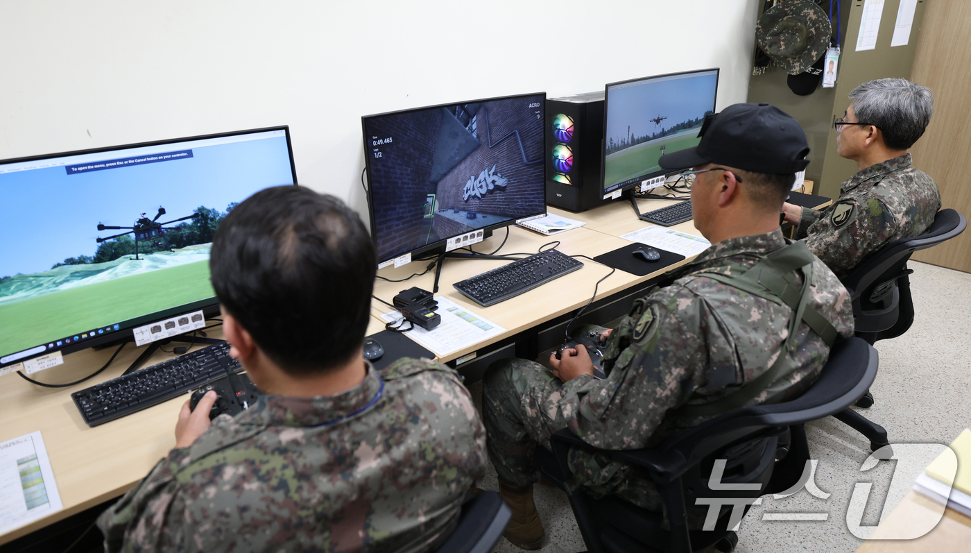 (평택=뉴스1) 김영운 기자 = 16일 경기 평택시 육군 제51보병사단 비룡여단에서 예비군 기동대장들을 대상으로 드론운용 집체교육을 하고 있다.이번 교육은 예비군 기동대장들의 드론 …