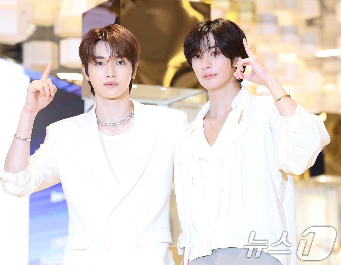 (서울=뉴스1) 권현진 기자 = 라이즈 성찬과 앤톤(오른쪽)이 16일 서울 송파구 롯데 잠실 에비뉴엘에서 열린 하이 주얼리 브랜드 ‘쇼메’ 비 드 쇼메 팝업 스토어 오픈 행사에 참 …